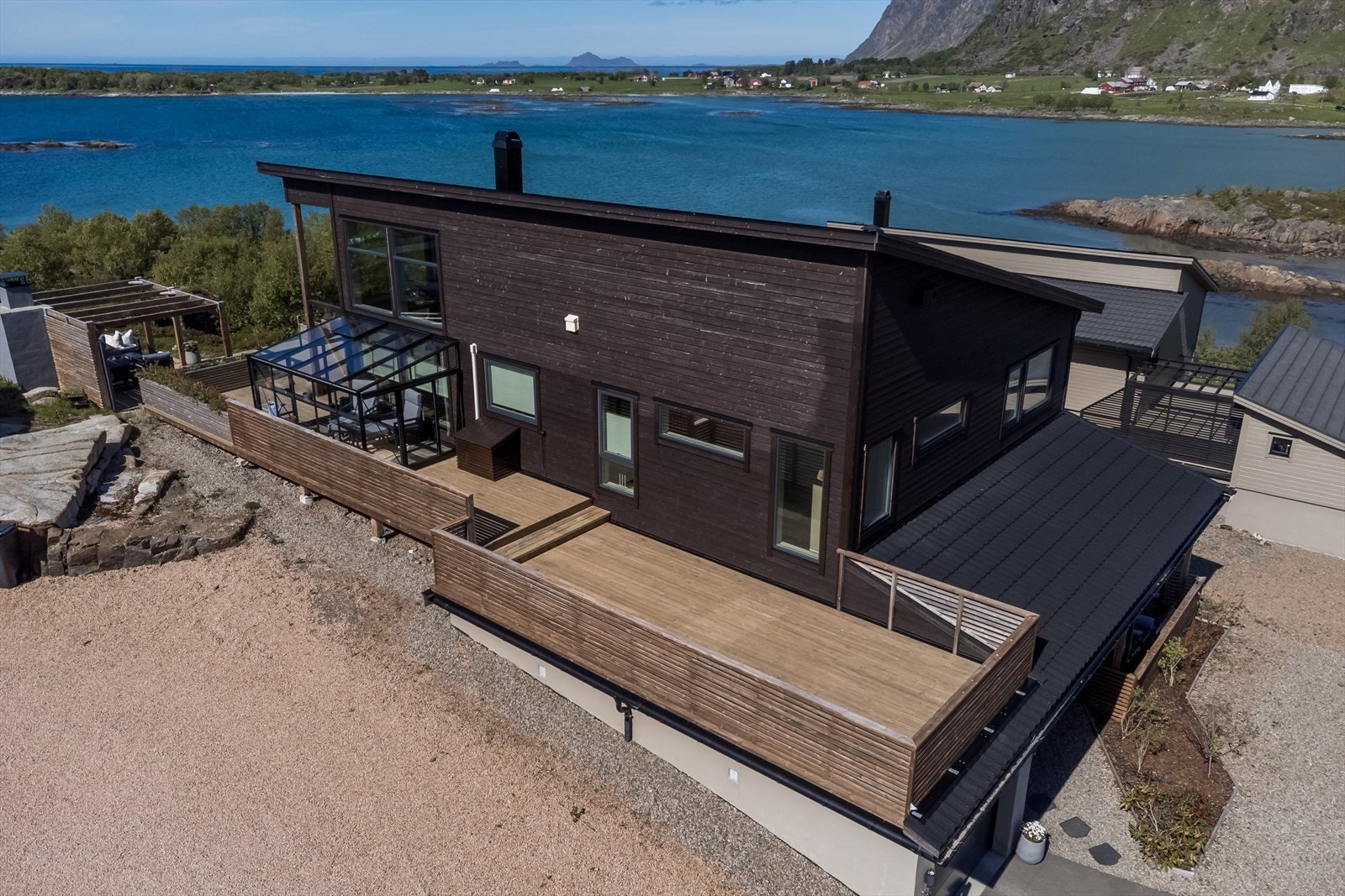 Svær terrasse på hele 90 kvm med knallgode solforhold. Galleribilde