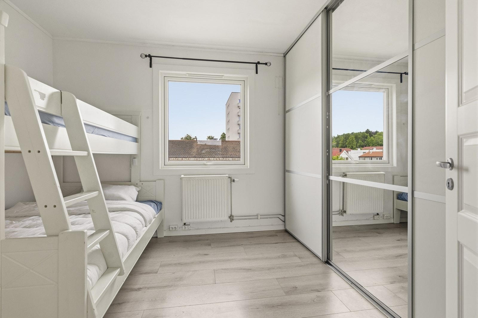 - Stor skyvedørsgarderobe med glatte fronter og speildør - Galleribilde