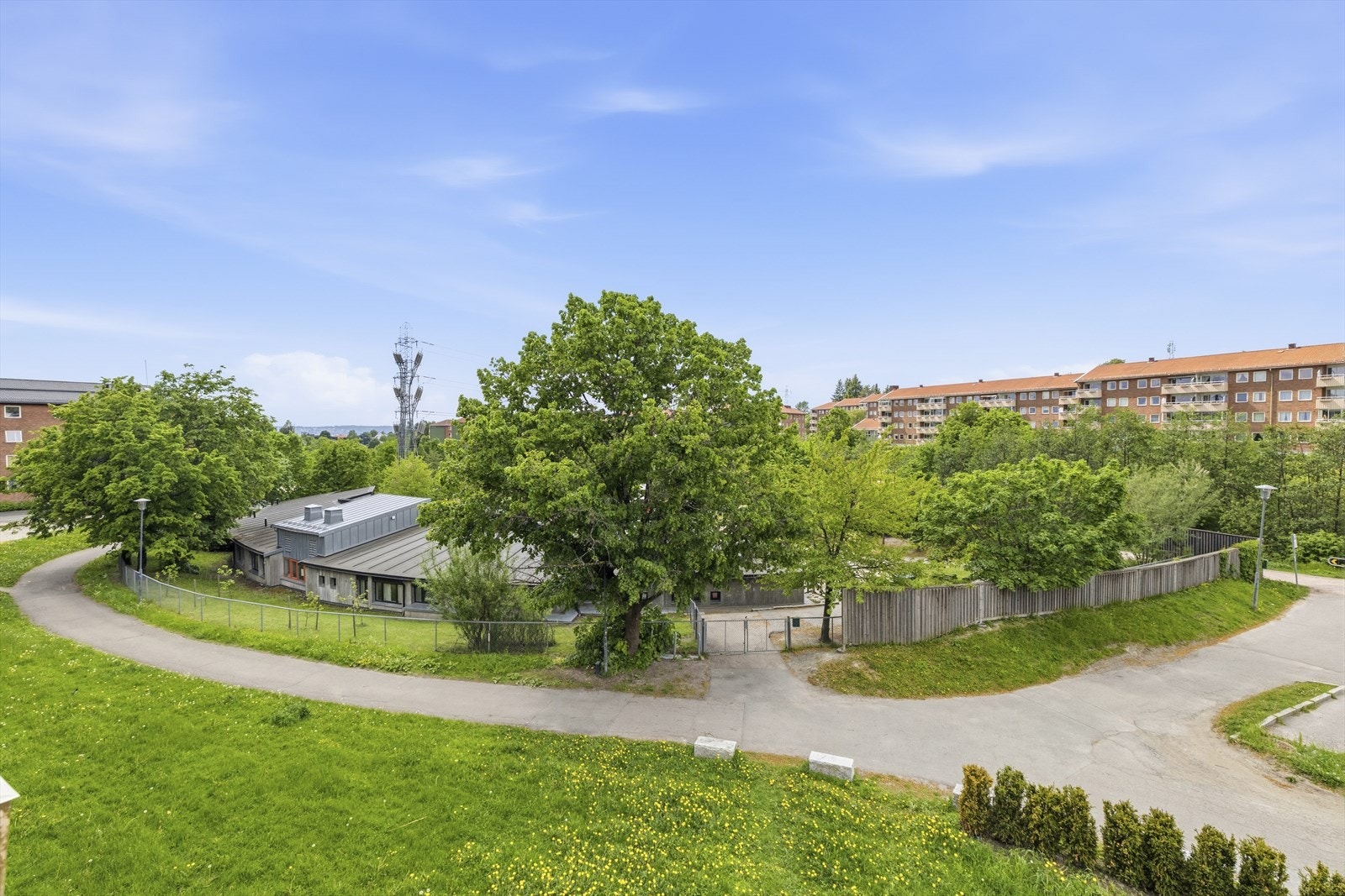 - Åpent utsyn over borettslagets grønne fellesområder og mot Bjerkedalen Park - Galleribilde