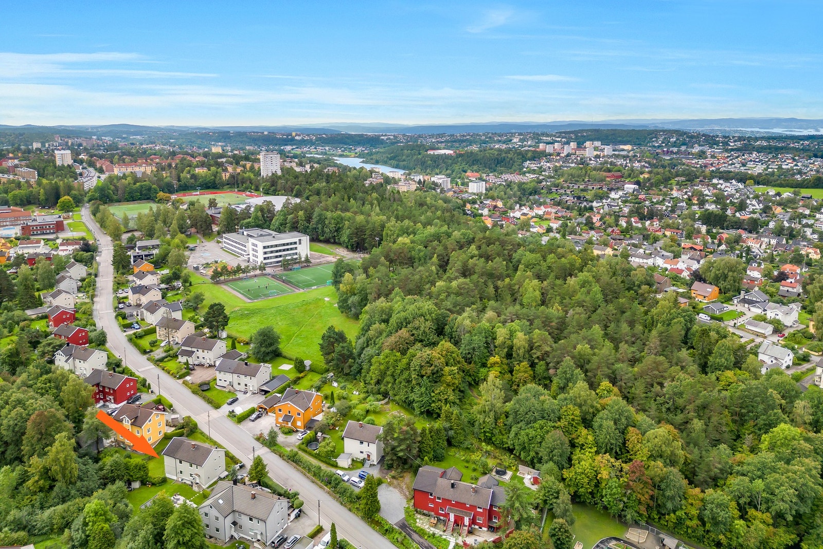 Populær og barnevennlig beliggenhet med få meter til skole, idrett og en rekke aktiviteter Galleribilde