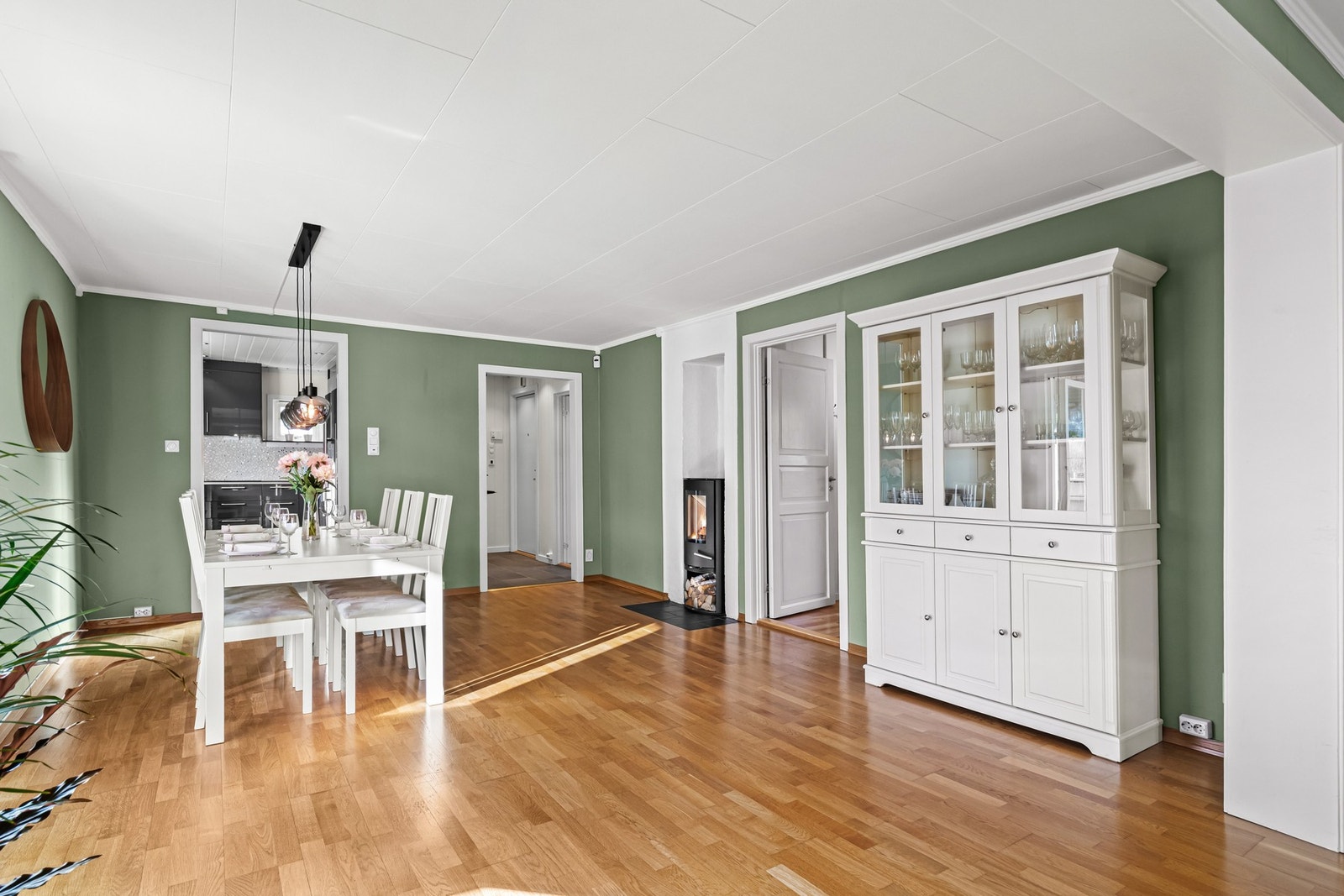 Videre inn til et lyst og fint oppholdsrom med peis til oppvarming og hygge Galleribilde