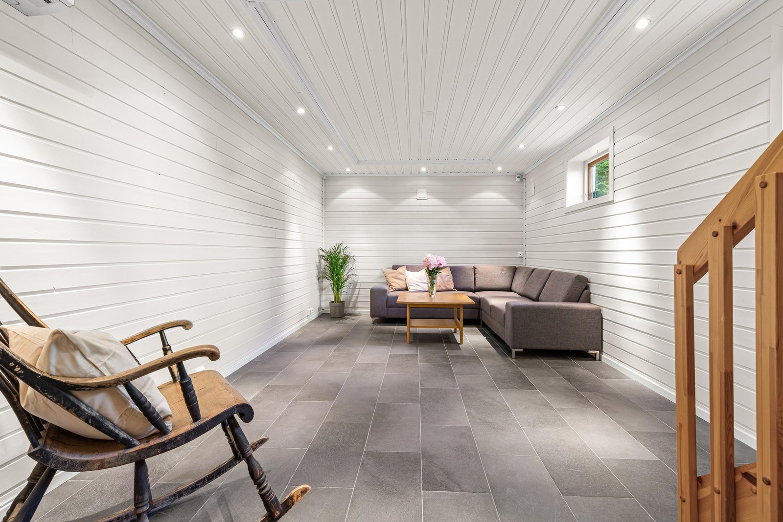 Overflatene består av lyse panelvegger og grå gulvfliser, samt downlights i himling Galleribilde