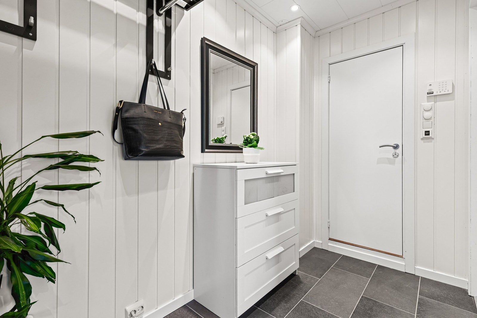 Flott gang med flislagt gulv, varmekabler og downlights i himling Galleribilde