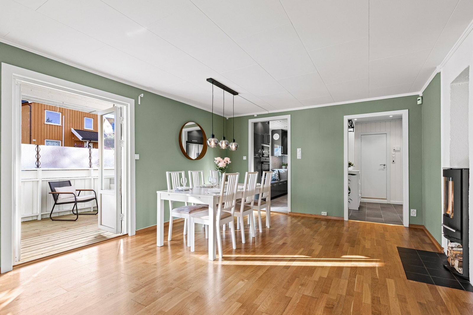 Via tofløyet balkongdør har du adkomst til en solrik sydvestvendt terrasse på ca. 11m² Galleribilde
