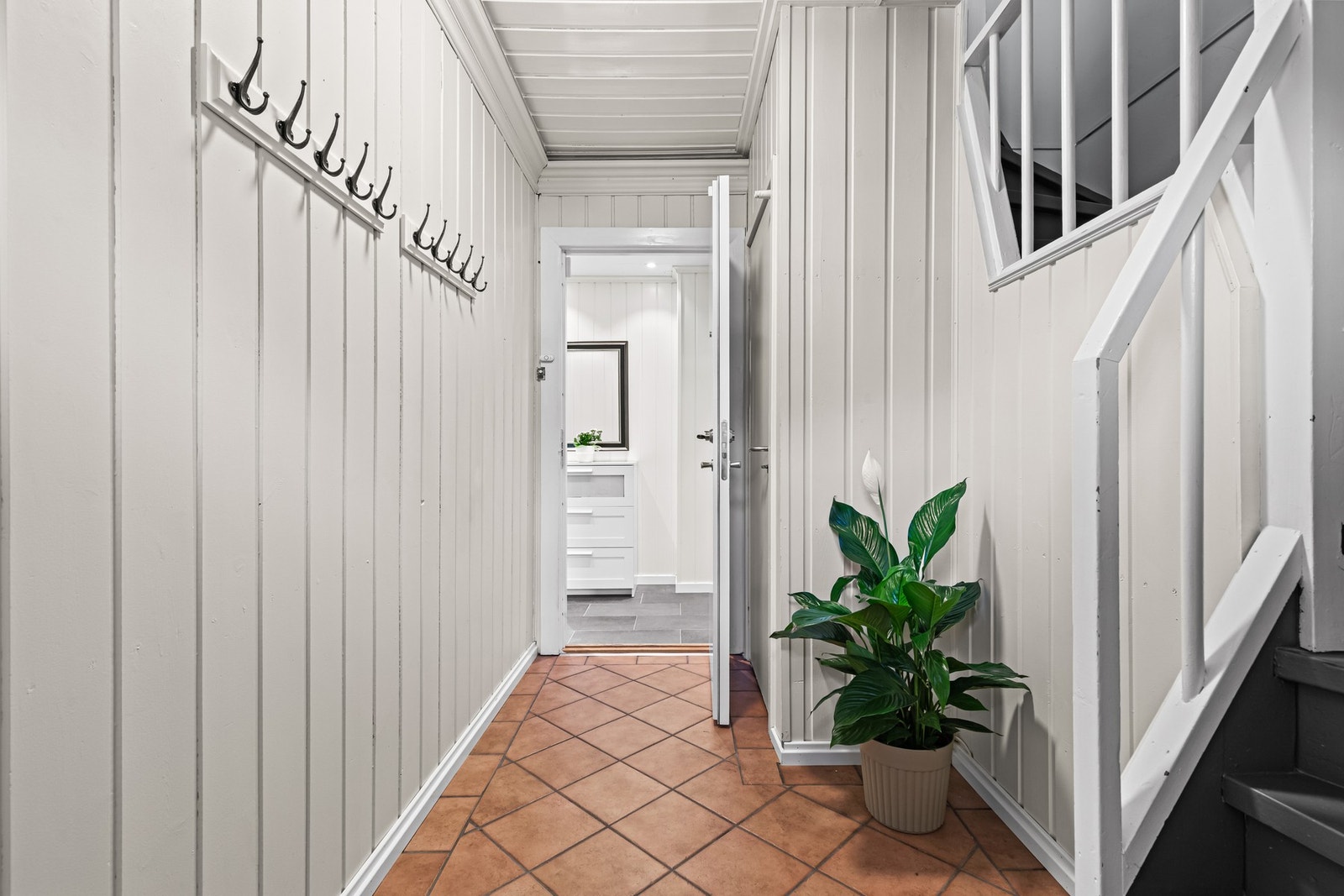 Via felles gang har du tilgang til vaskerom og to kjellerboder på 4,5 m² og 8 m² Galleribilde