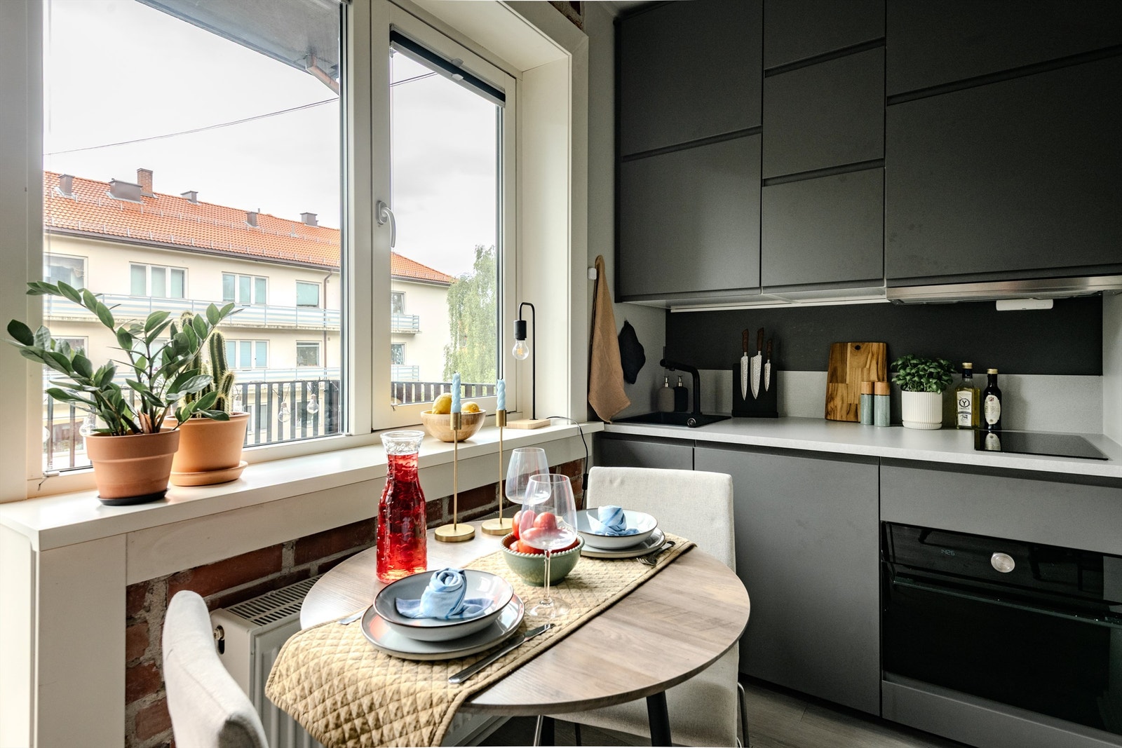 Praktisk og moderne kjøkken med integrerte hvitevarer. Kjøkkenet strekker seg fra vegg til vegg i sin egen krok, noe som skaper en egen sone for matlaging. Galleribilde