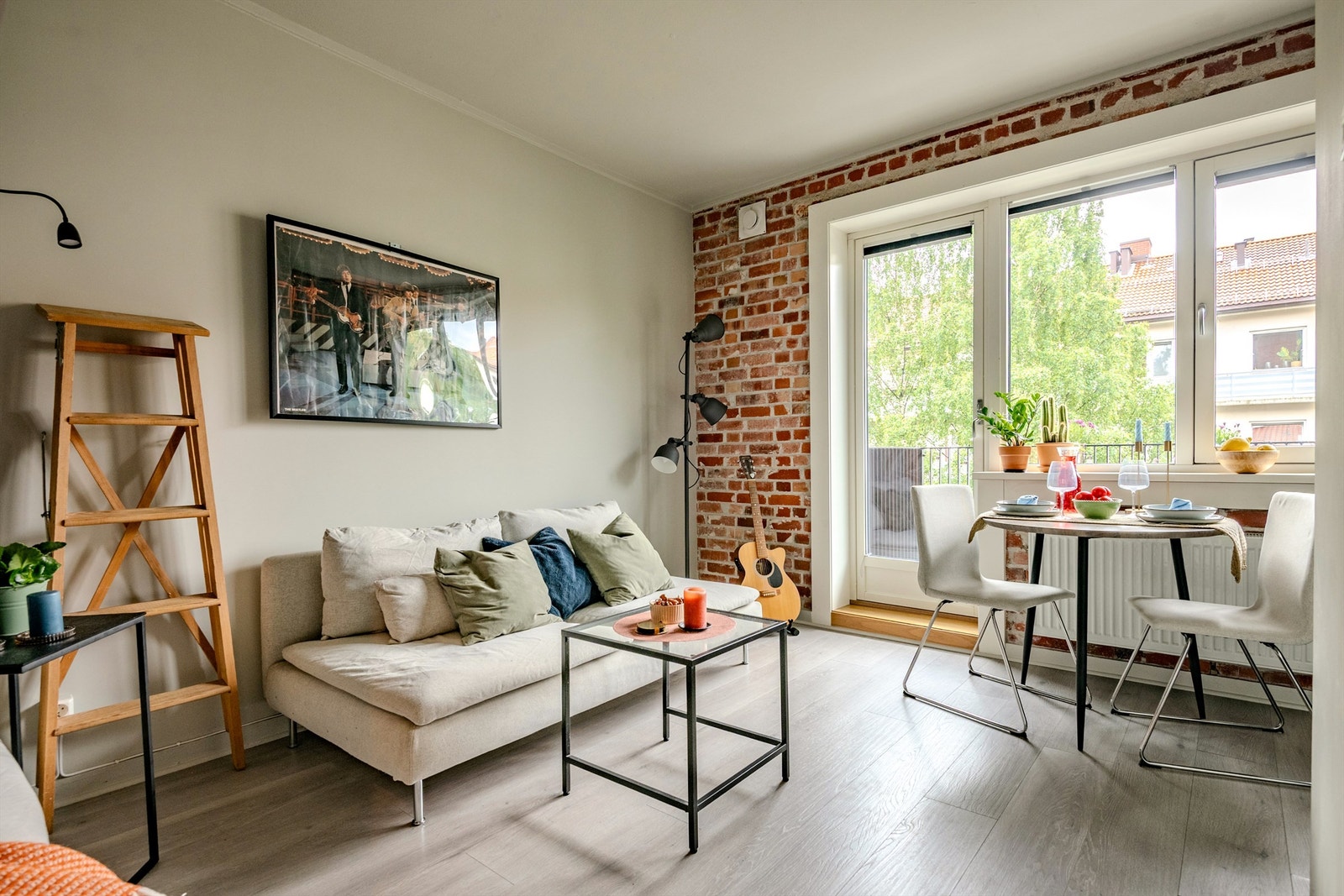 Leiligheten kan by på en hyggelig balkong fra stuen/kjøkkenet. Galleribilde