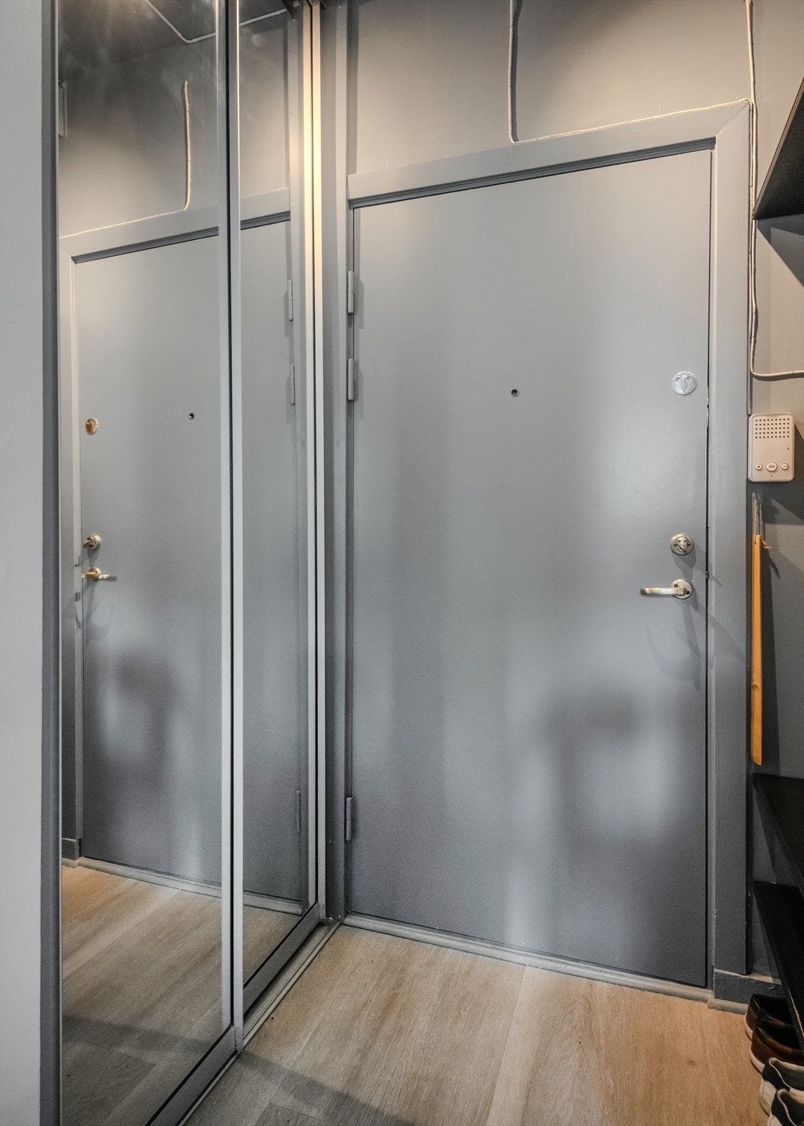 Velkommen inn! Leiligheten disponerer et stort garderobeskap i gangen (her er det også en fryseboks), med speil og gir muligheten til god oppbevaring! Galleribilde