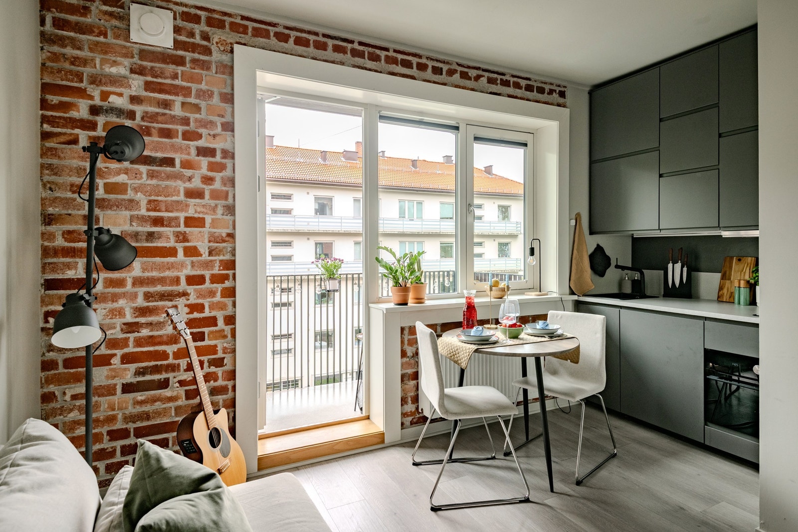 Leiligheten er et perfekt førstegangskjøp som består av åpen kjøkken/stue løsning, et flislagt bad og en praktisk hems. Galleribilde