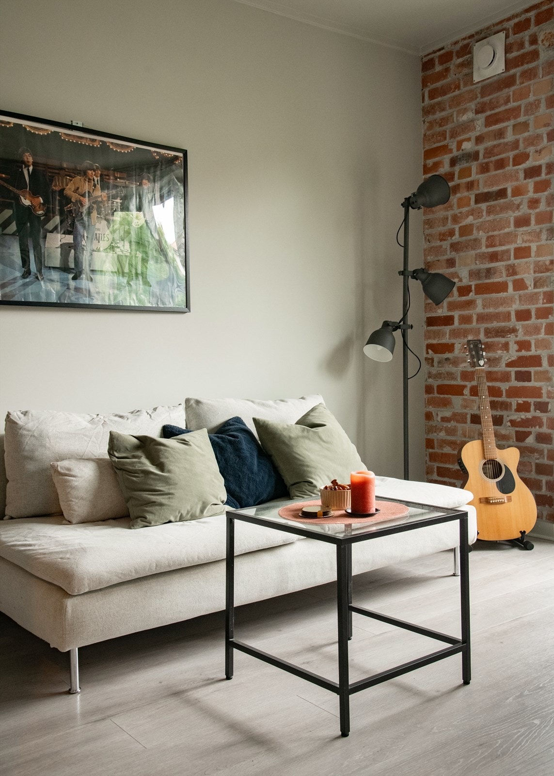 Leiligheten har god plass til sofa og er lett å møblere. Galleribilde