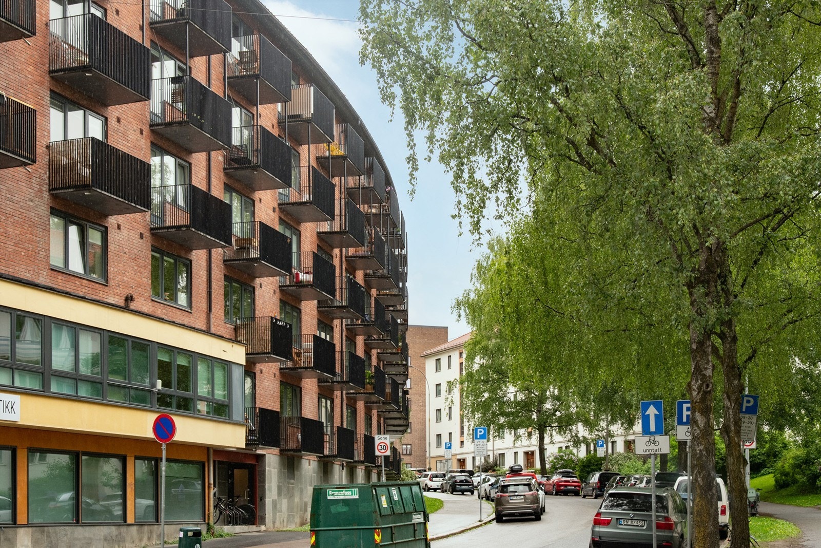Bentsebrugata. Balkongen vender ut mot denne gaten og har gode solforhold og eier opplever i dag gaten som en rolig bydelsgate. Galleribilde