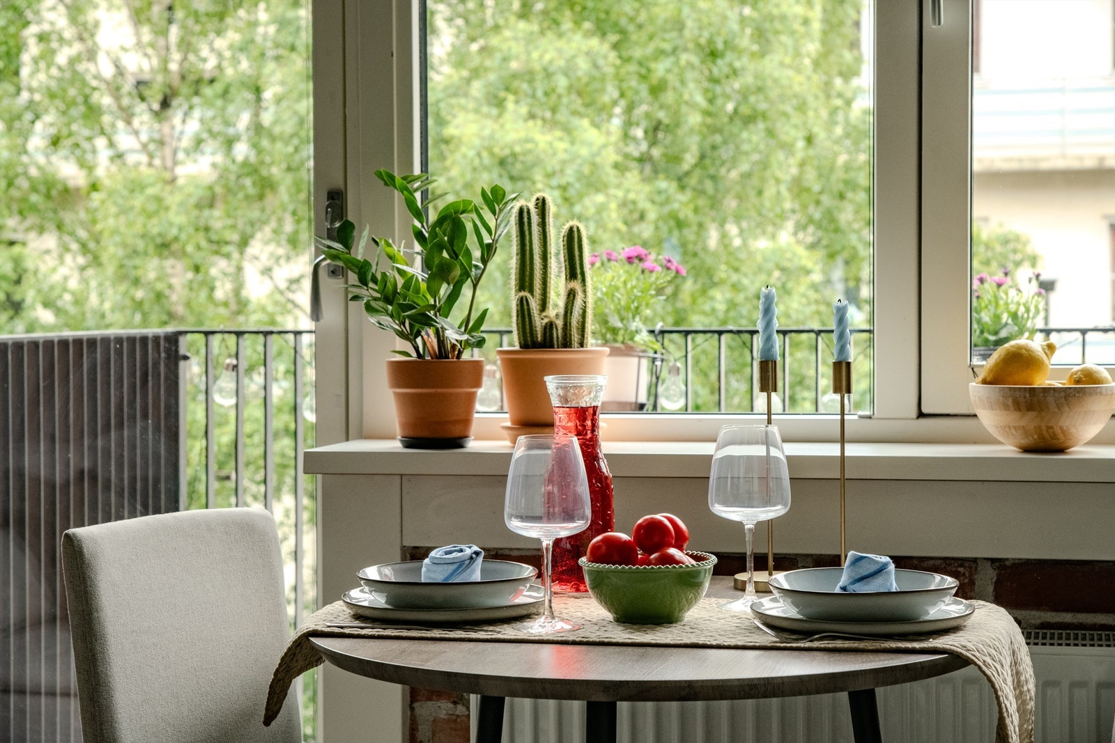 Koselig spiseplass foran vinduet. Galleribilde