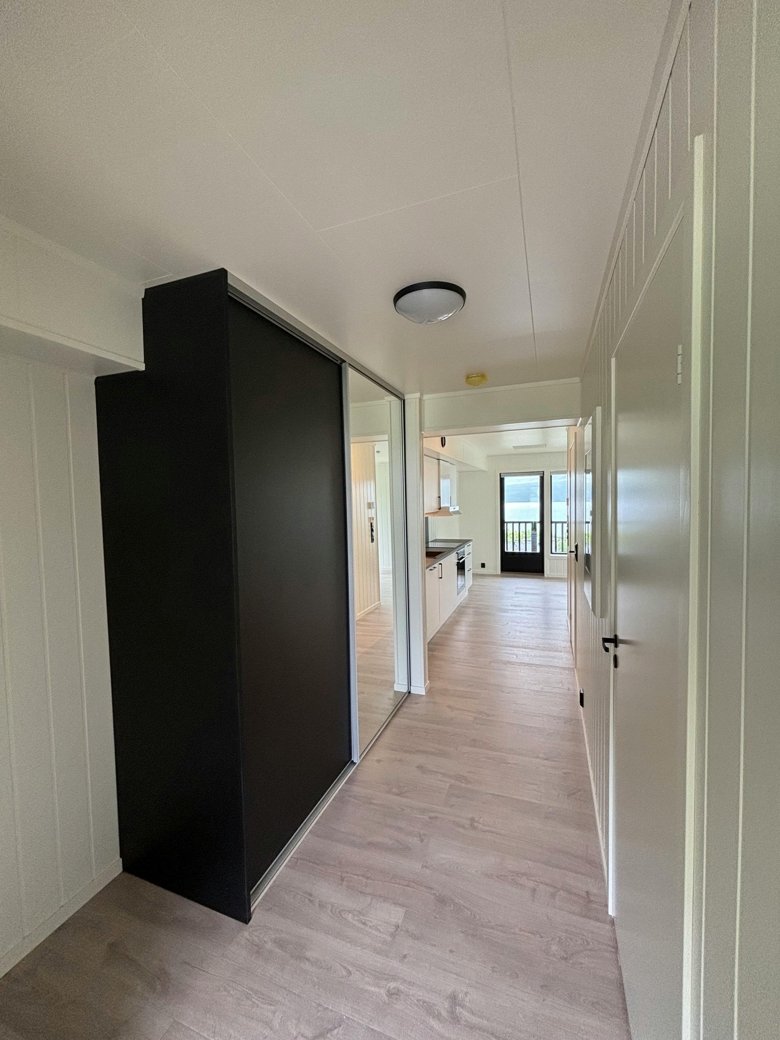 Gang med skyvedørsgarderobe Galleribilde