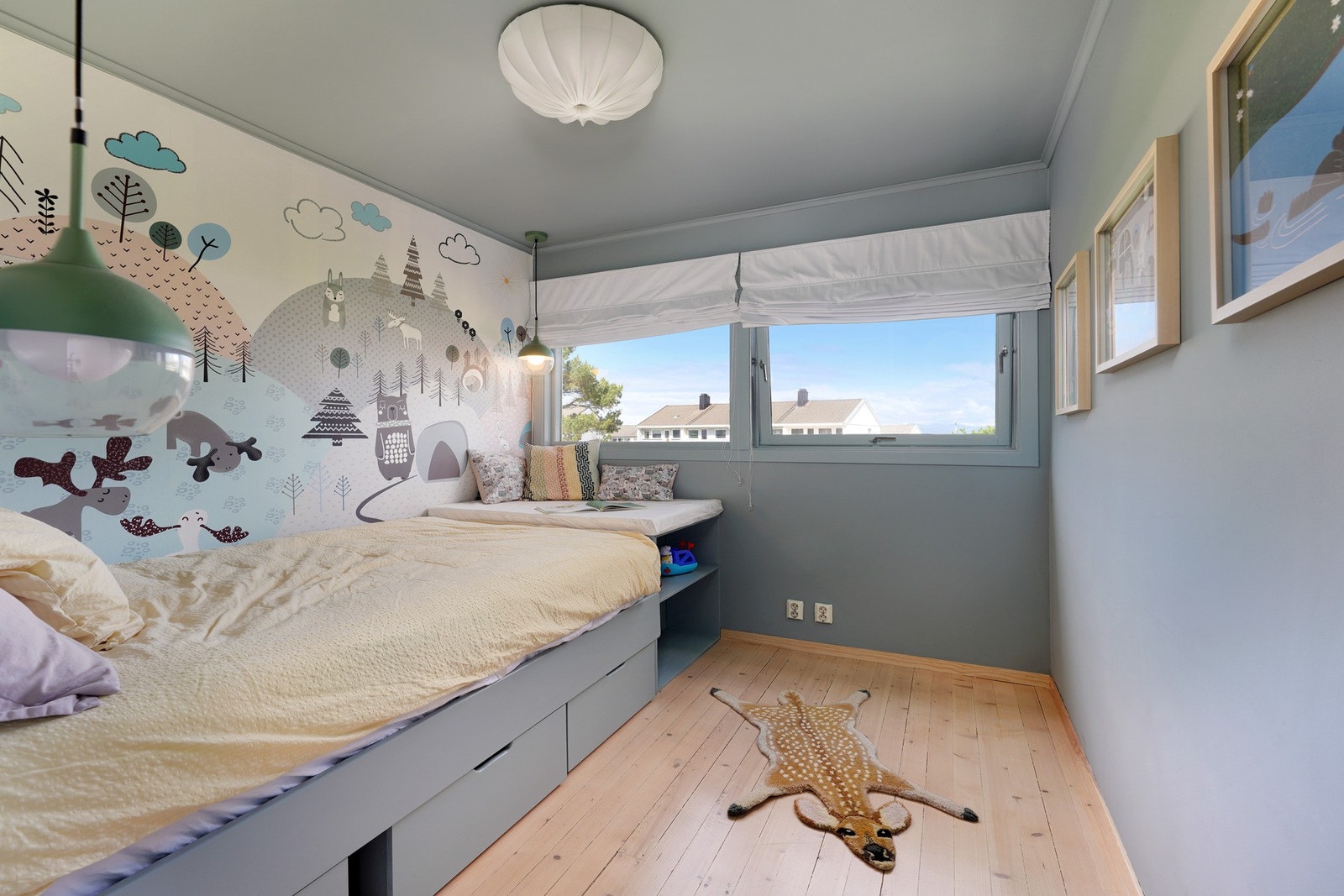 Soverom nr. 2 med stedbygd seng (medfølger) med lagring under både sengen og "stellebord" + løse skuffer. Rommet har slette vegger og er malt i en nydelig farge. Galleribilde