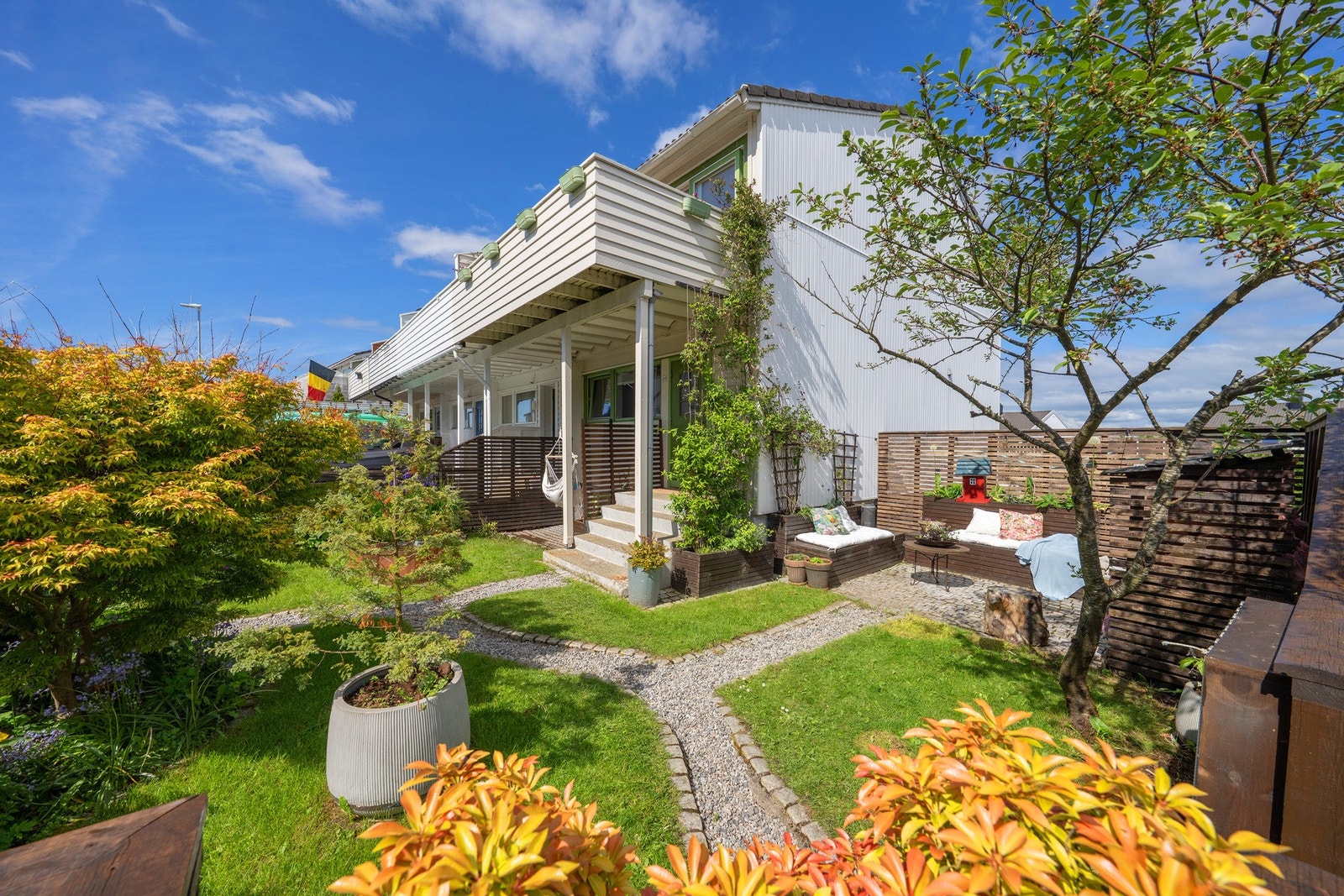 Et utrolig kjekt enderekkehus med nydelige uteområder hvor solen kan nytes fra morgen til kveld. Galleribilde