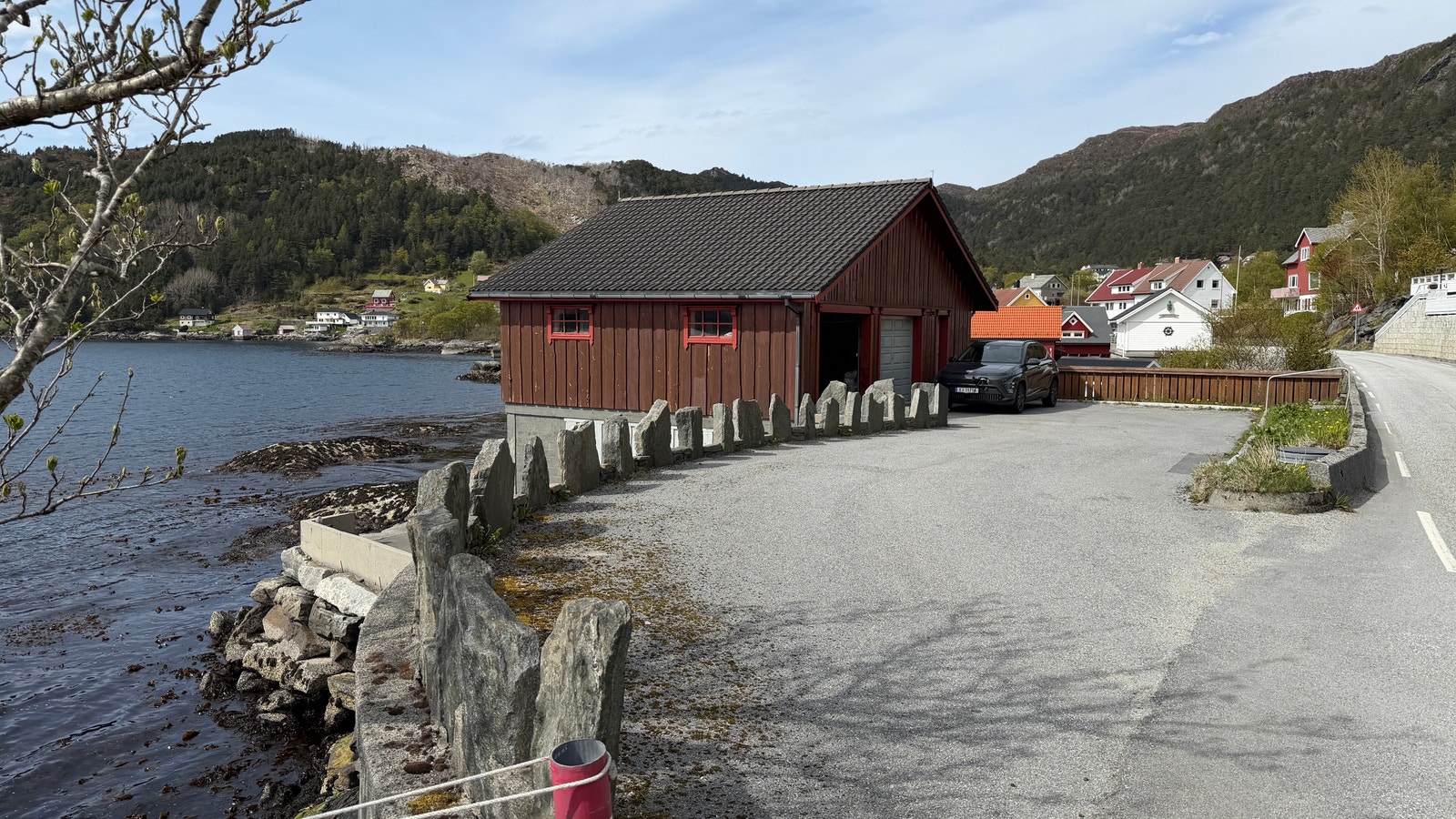 Naust/garasje og strandlinje tilhørende eiendommen Galleribilde