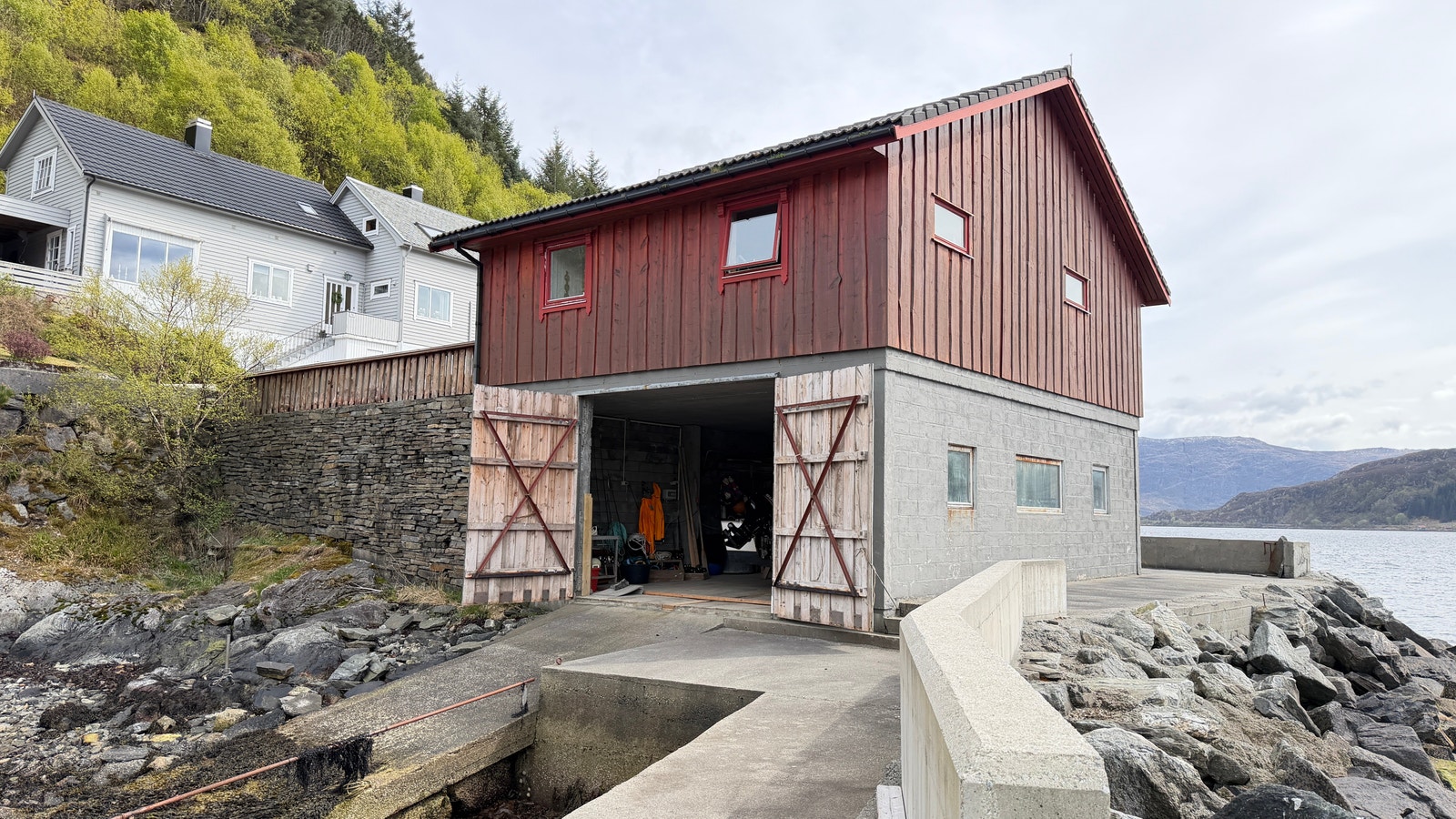 Naust/garasje – stort og åpent naustrom til oppbevaring av båt, fiskeredskap m.m. Galleribilde