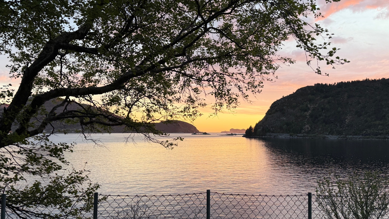 Enhet 2 - Nydelig solnedgang og utsikt mot Klovningen fra hagen/uteområde Galleribilde