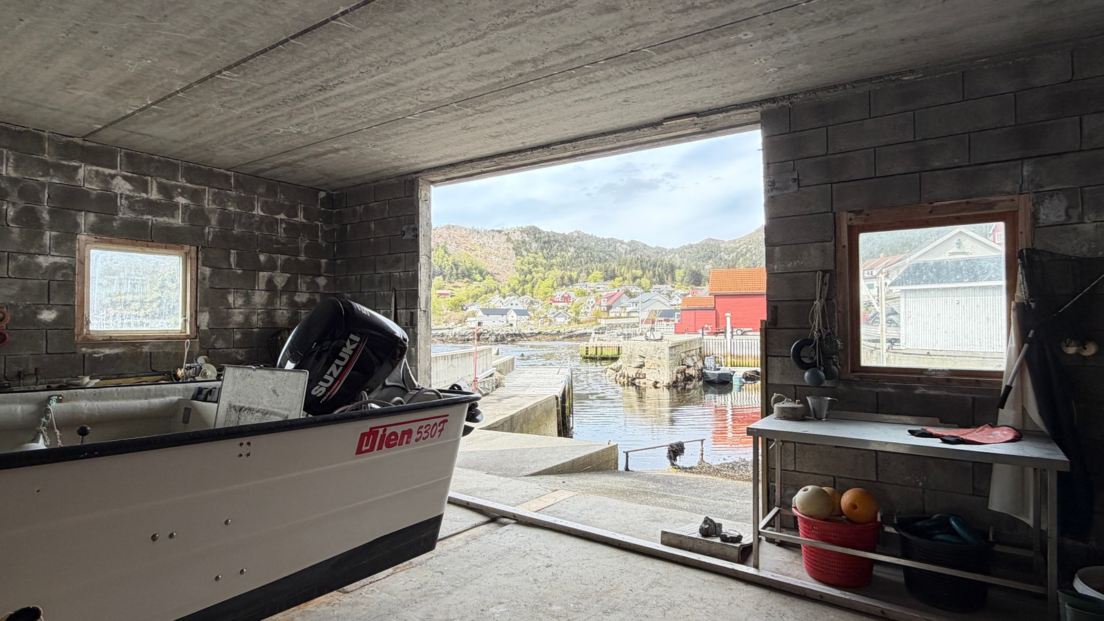 Naust/garasje – stort og åpent naustrom til oppbevaring av båt, fiskeredskap m.m. Galleribilde
