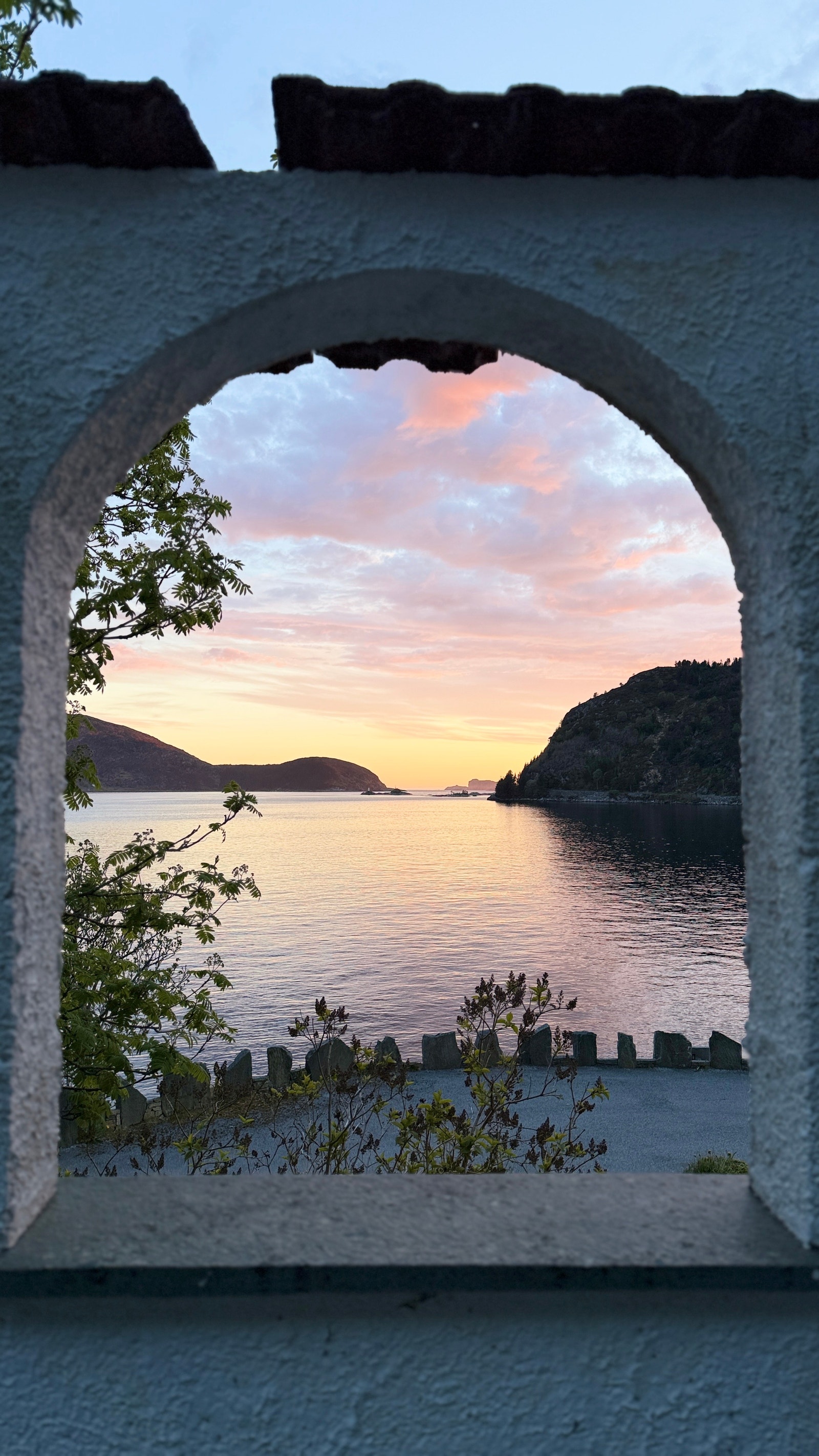 Enhet 2 - Nydelig solnedgang og utsikt mot Klovningen fra hagen/uteområde Galleribilde
