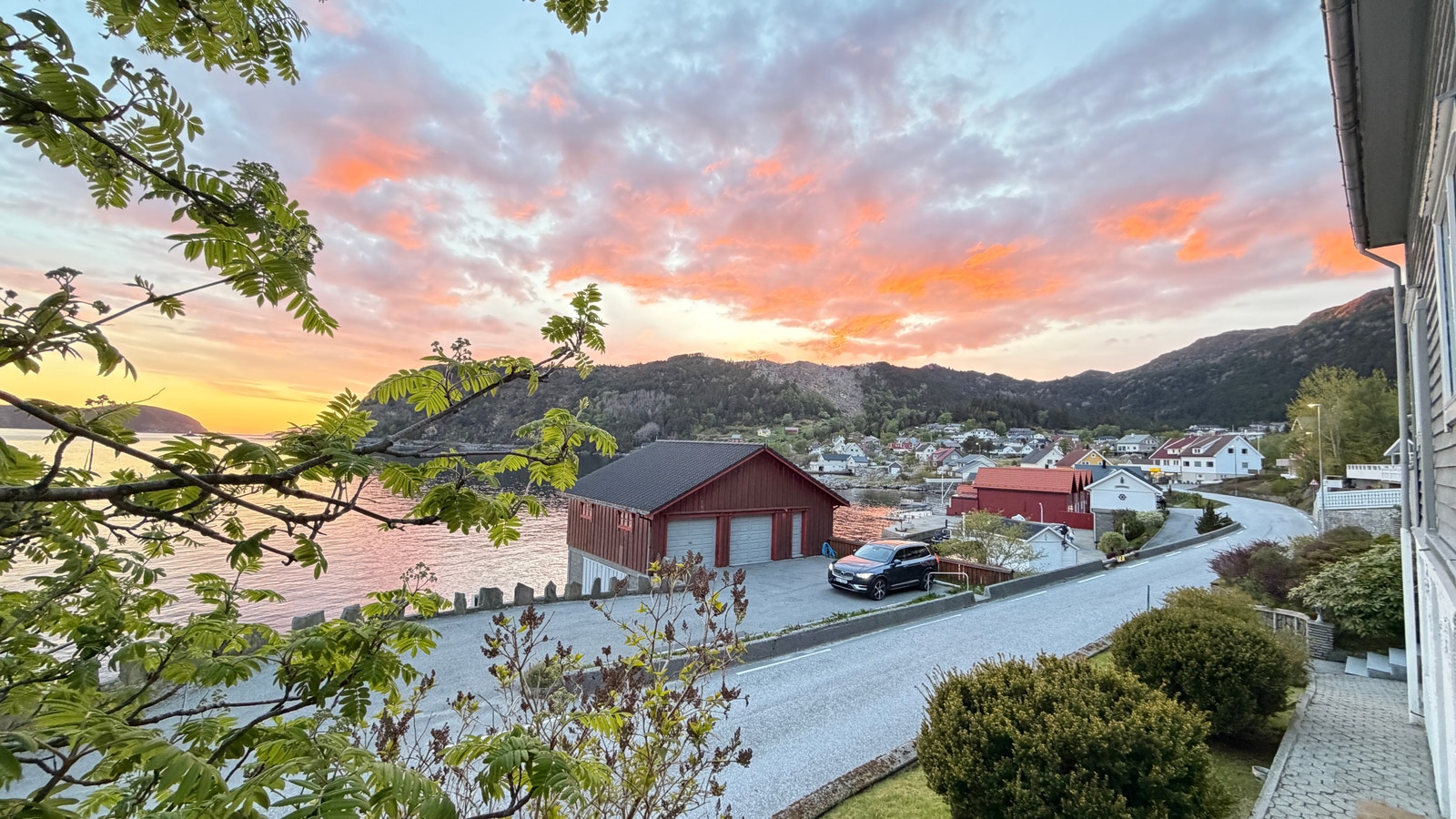 Enhet 2 - Nydelig solnedgang og utsikt mot Klovningen fra hagen/uteområde Galleribilde