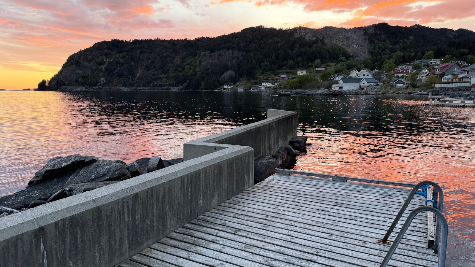 Naust/garasje, kai og strandlinje tilhørende eiendommen Galleribilde