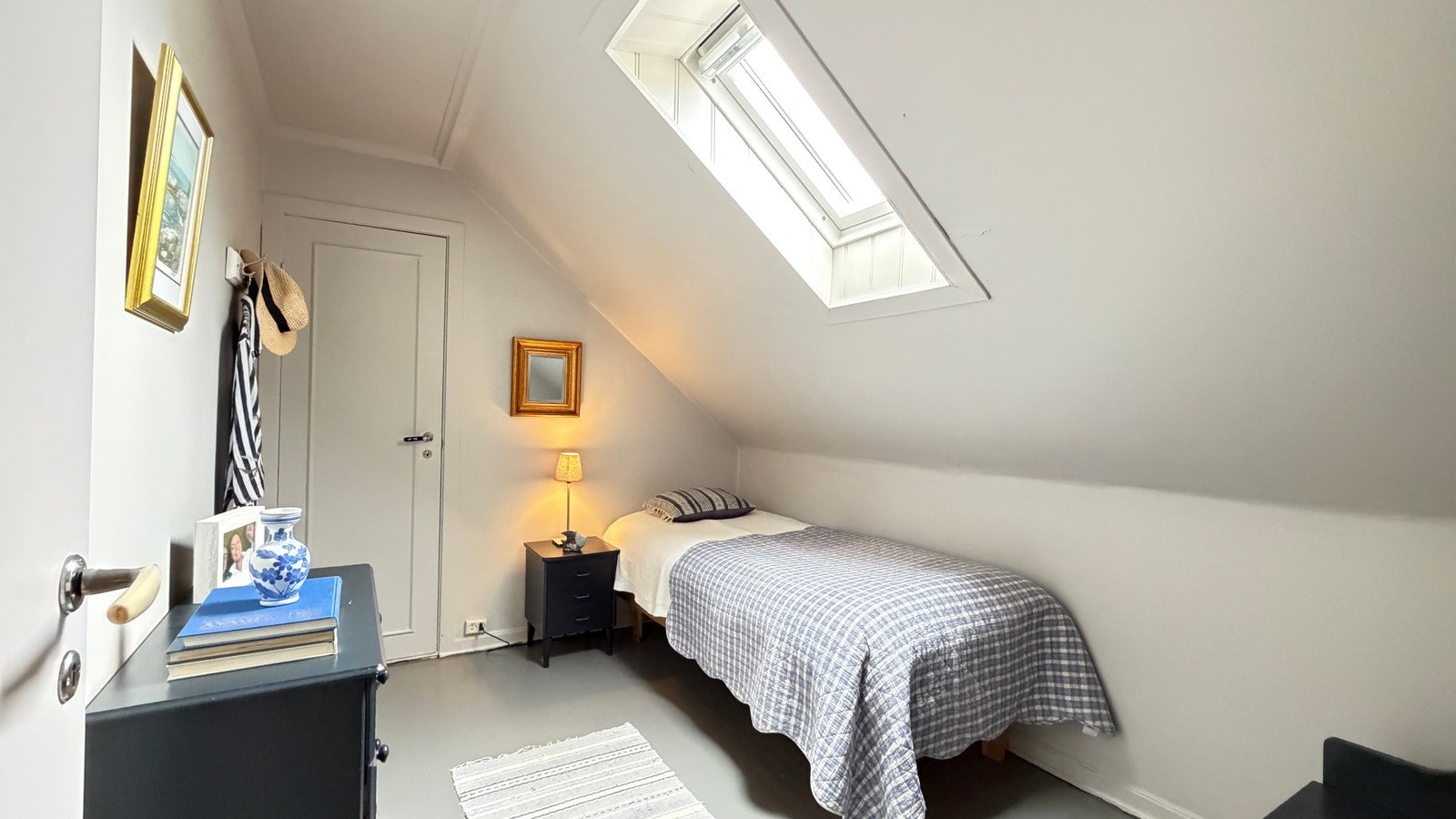Enhet 1 - Loft soverom 3 av 3 med dør til enhet 3 Galleribilde