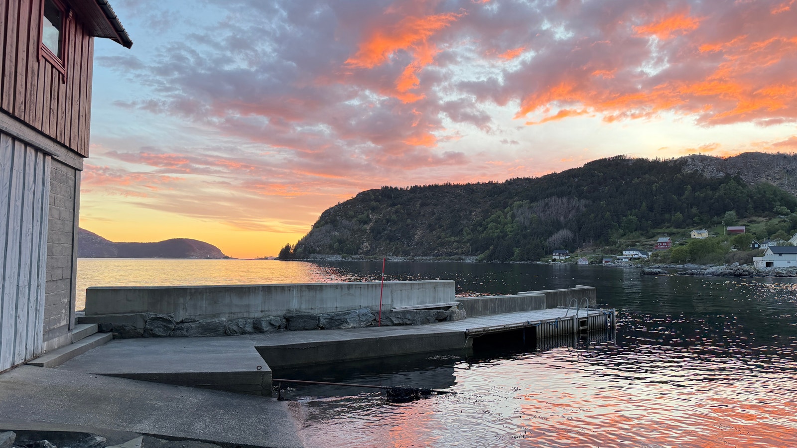 Naust/garasje – stort og åpent naustrom til oppbevaring av båt, fiskeredskap m.m. Galleribilde