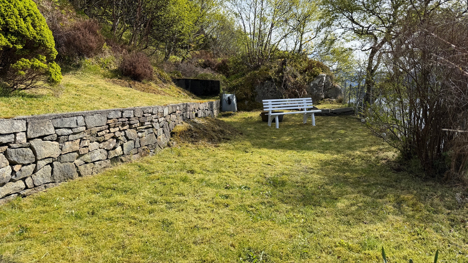 Enhet 2 - Skjermet uteområde med steinbygget ildsted og hageareal Galleribilde