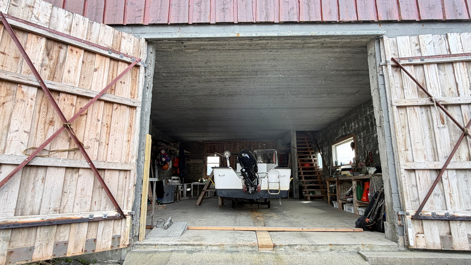 Naust/garasje – stort og åpent naustrom til oppbevaring av båt, fiskeredskap m.m. Galleribilde