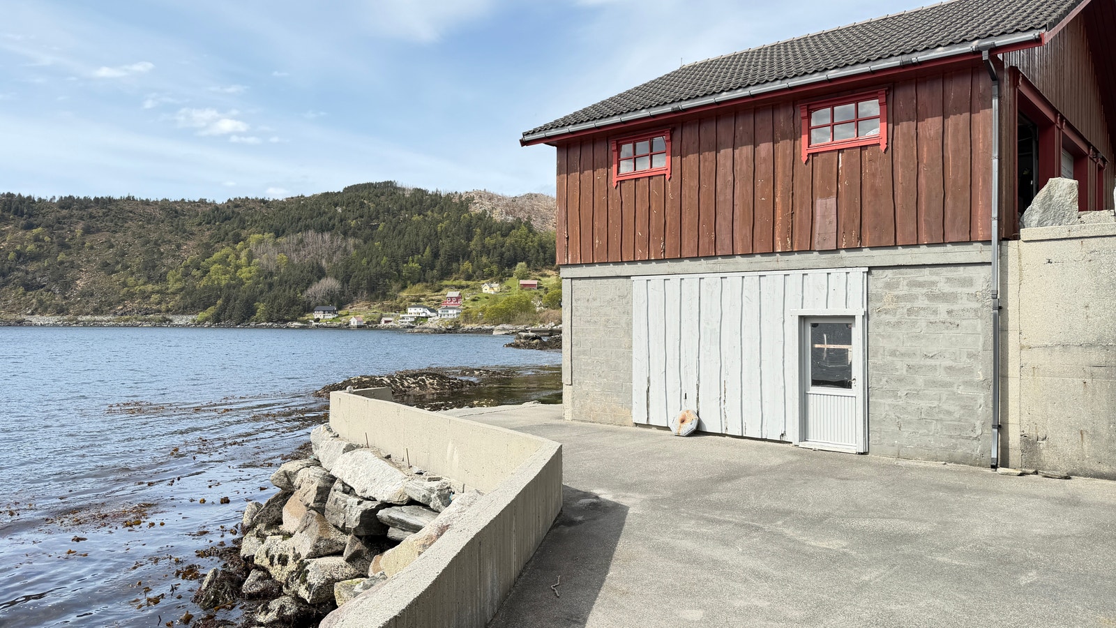 Naust/garasje og strandlinje tilhørende eiendommen Galleribilde
