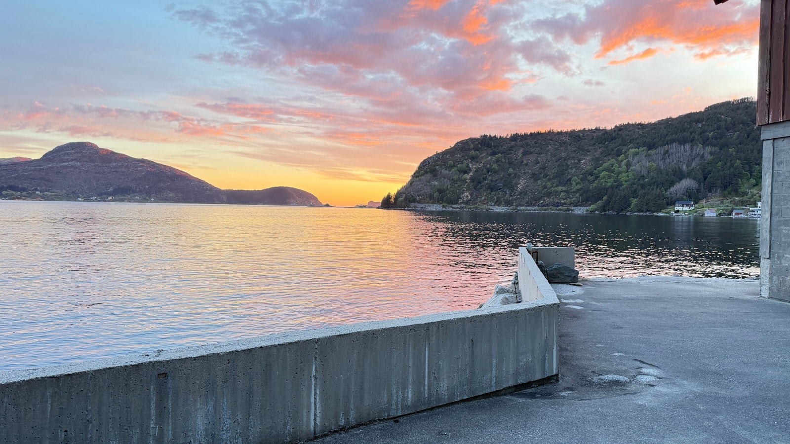 Naust/garasje, kai og strandlinje tilhørende eiendommen Galleribilde