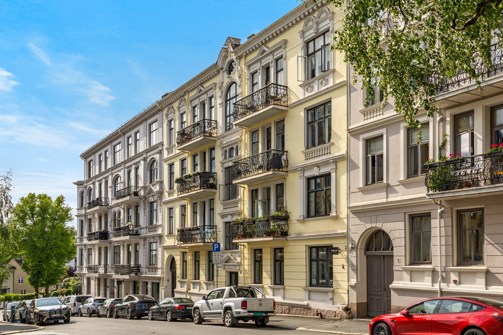Boligen har en særdeles attraktiv beliggenhet i det populære boligområdet Frogner i Oslo, sentralt plassert med kort avstand til byens beste fasiliteter og servicetilbud. Her bor du sentralt, samtidig stille og tilbaketrukket. Galleribilde
