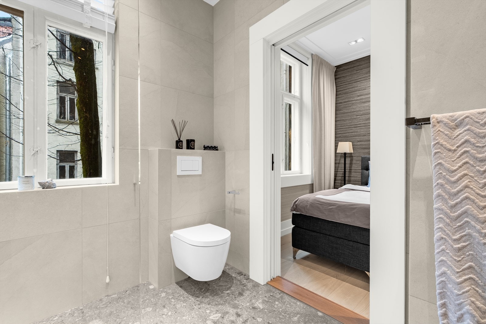 Direkte adkomst til hovedbadet fra hovedsoverom. Galleribilde