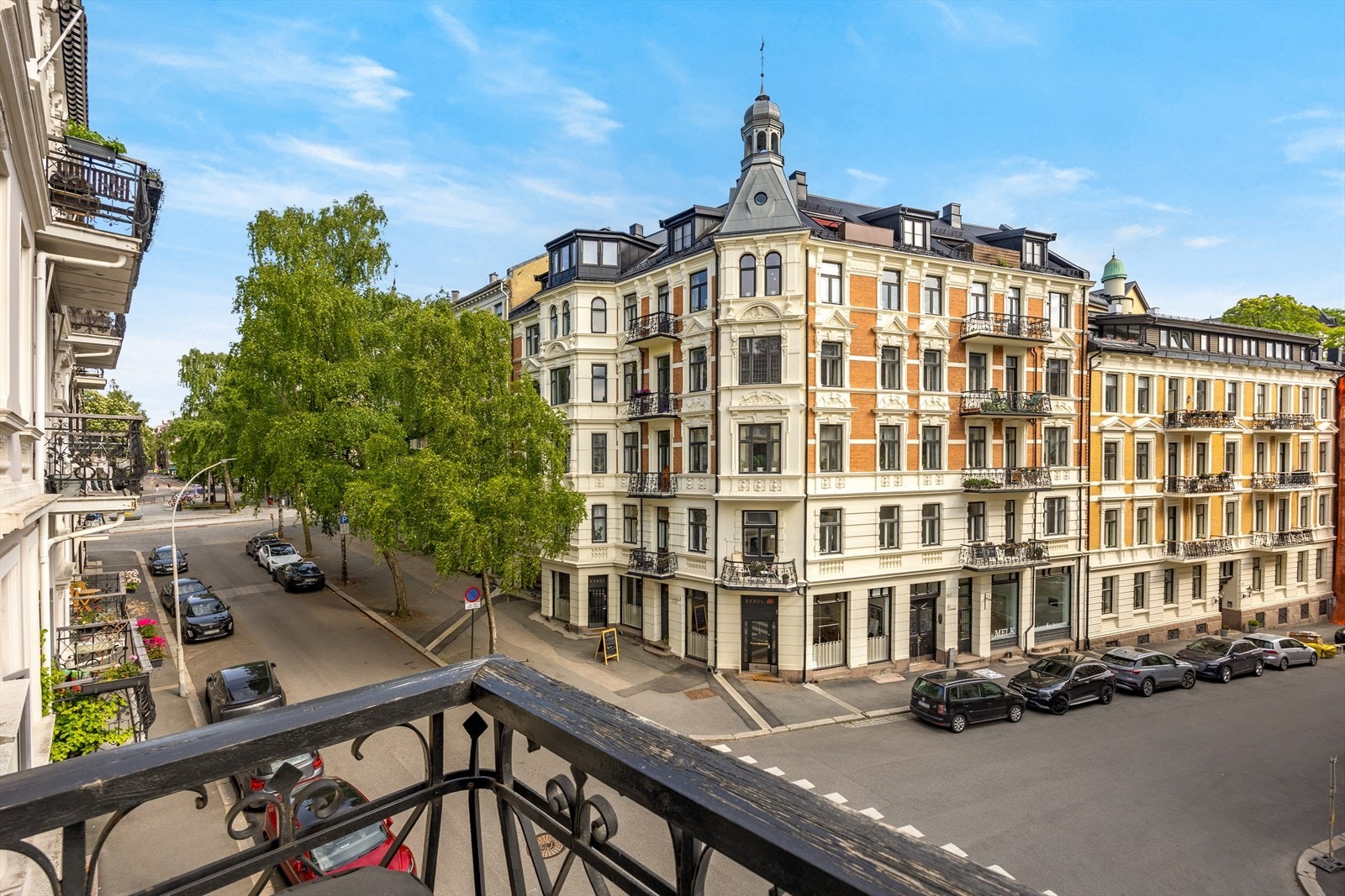 Leiligheten har god beliggenhet med åpne områder foran leiligheten, som gjør at det føles luftig og åpent. Galleribilde