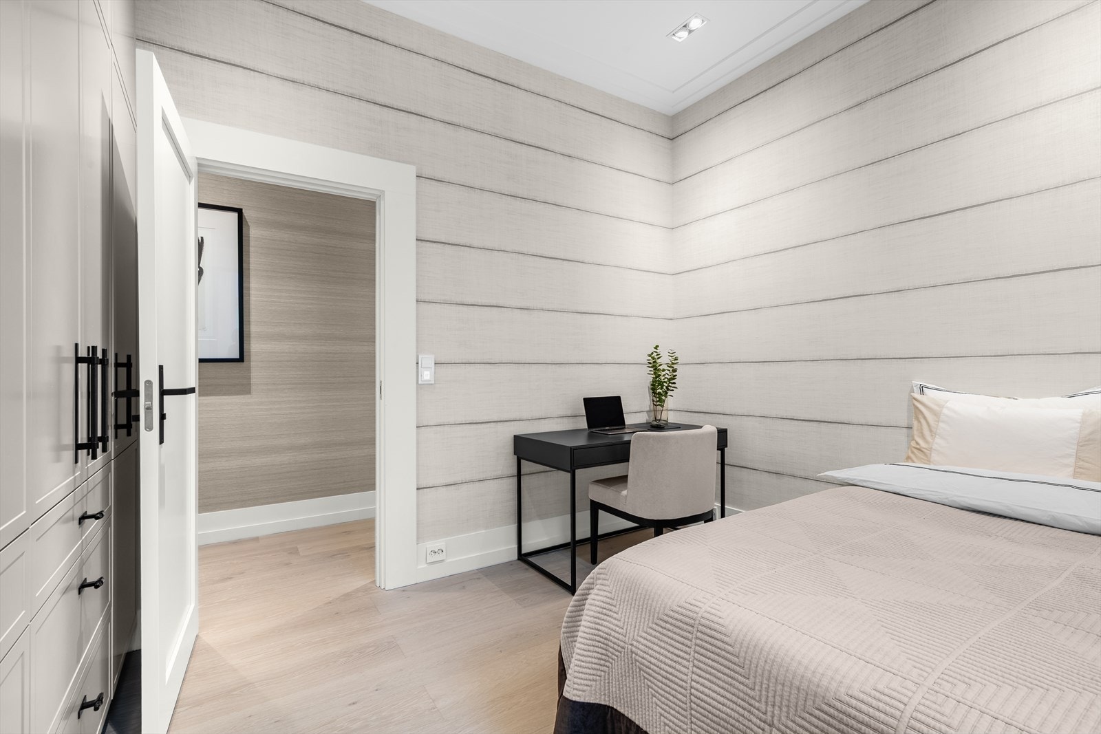 Flott snekkerbygget garderobe langs hele endeveggen. Galleribilde