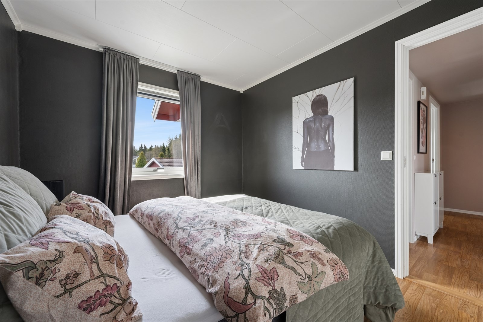 Hovedsoverommet ligger på hovedplan. Godt med garderobeplass i rommet Galleribilde