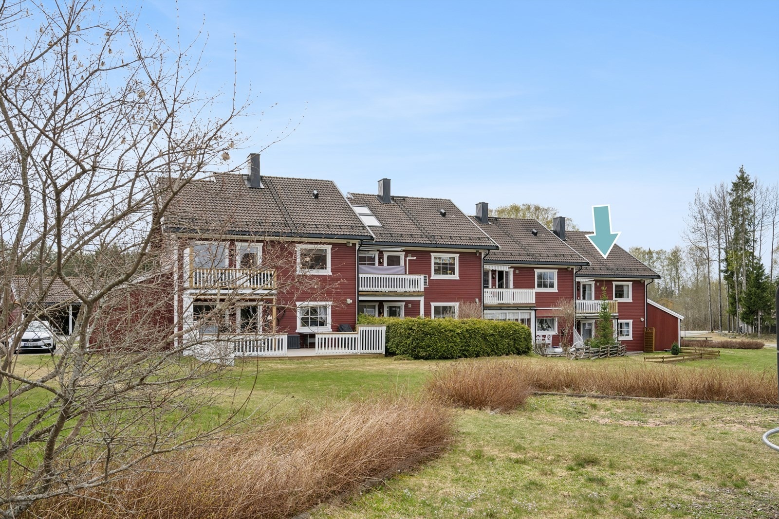 Leiligheten ligger landlig til over to etasjer; 2. og 3. etasje på ende Galleribilde