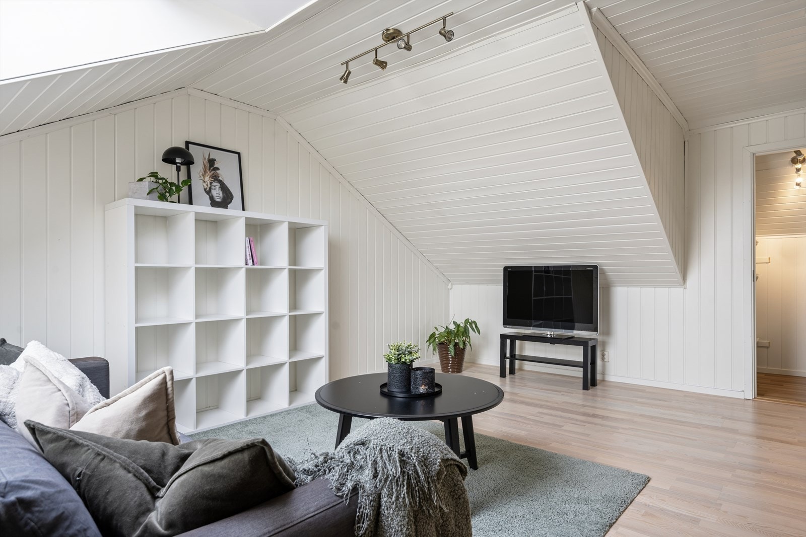 Loftstuen har god plass til møblering Galleribilde