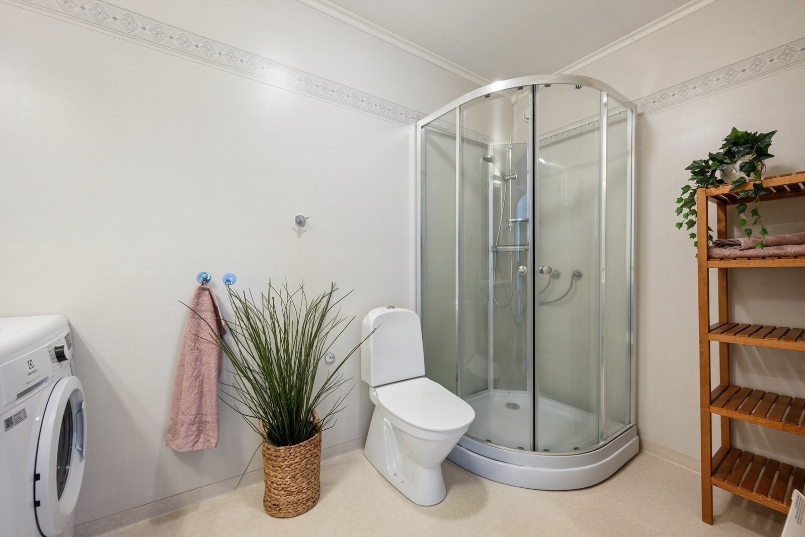 Det er dusjkabinett og toalett på badet Galleribilde