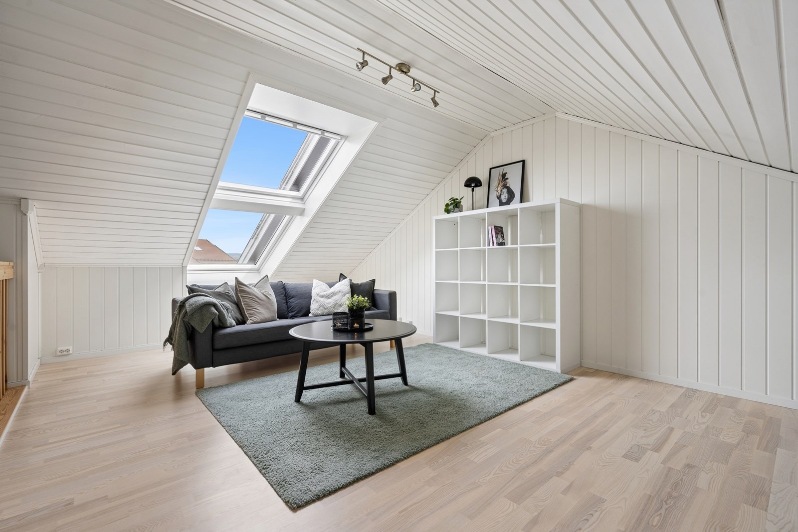 Loftstuen har godt med lys fra takvinduet. Kan fint benyttes som tv-stue, hjemmekontor eller benyttes til det man har behov for Galleribilde
