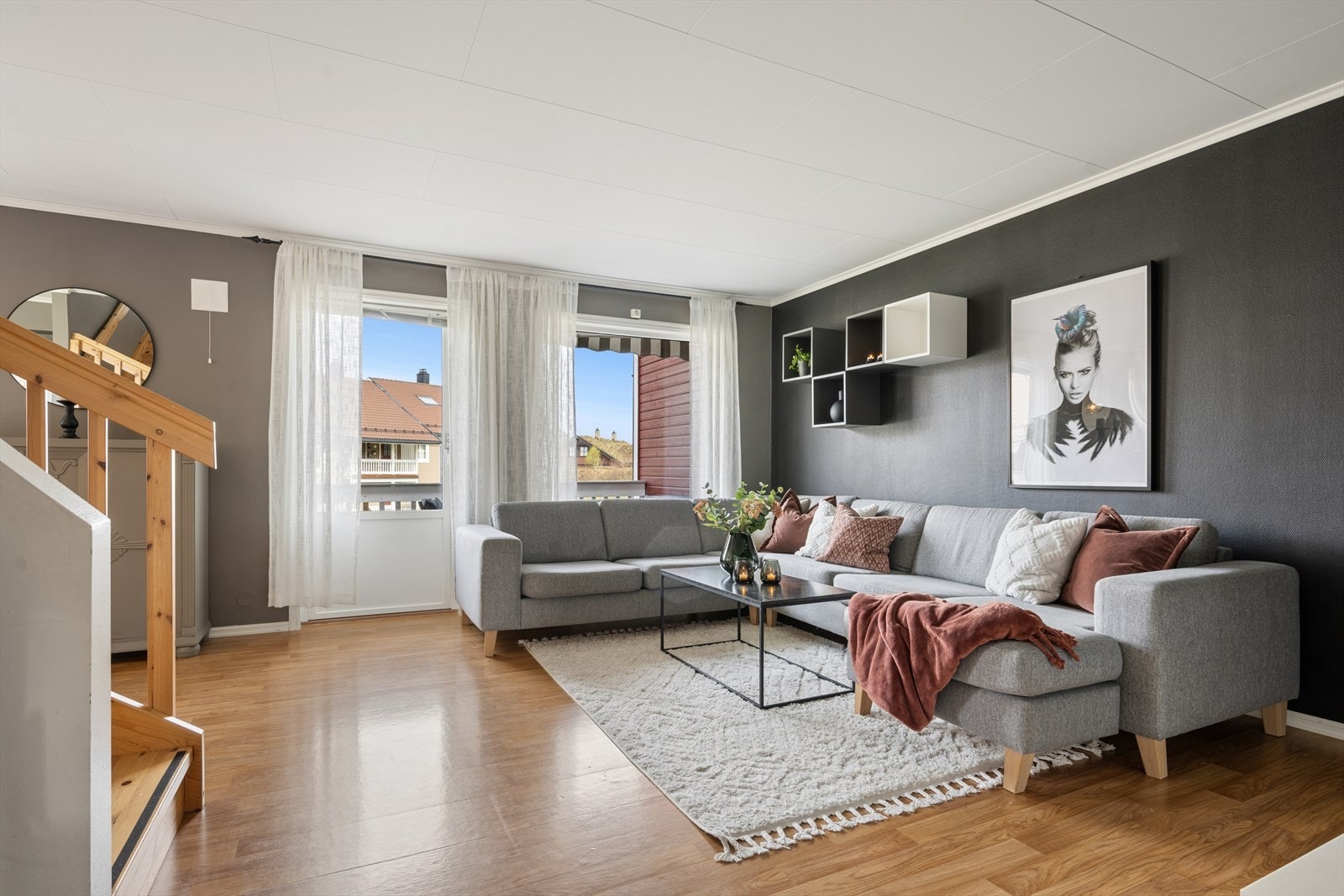 Stuen har lune farger og godt med lys. Utgang til balkongen fra stuen Galleribilde