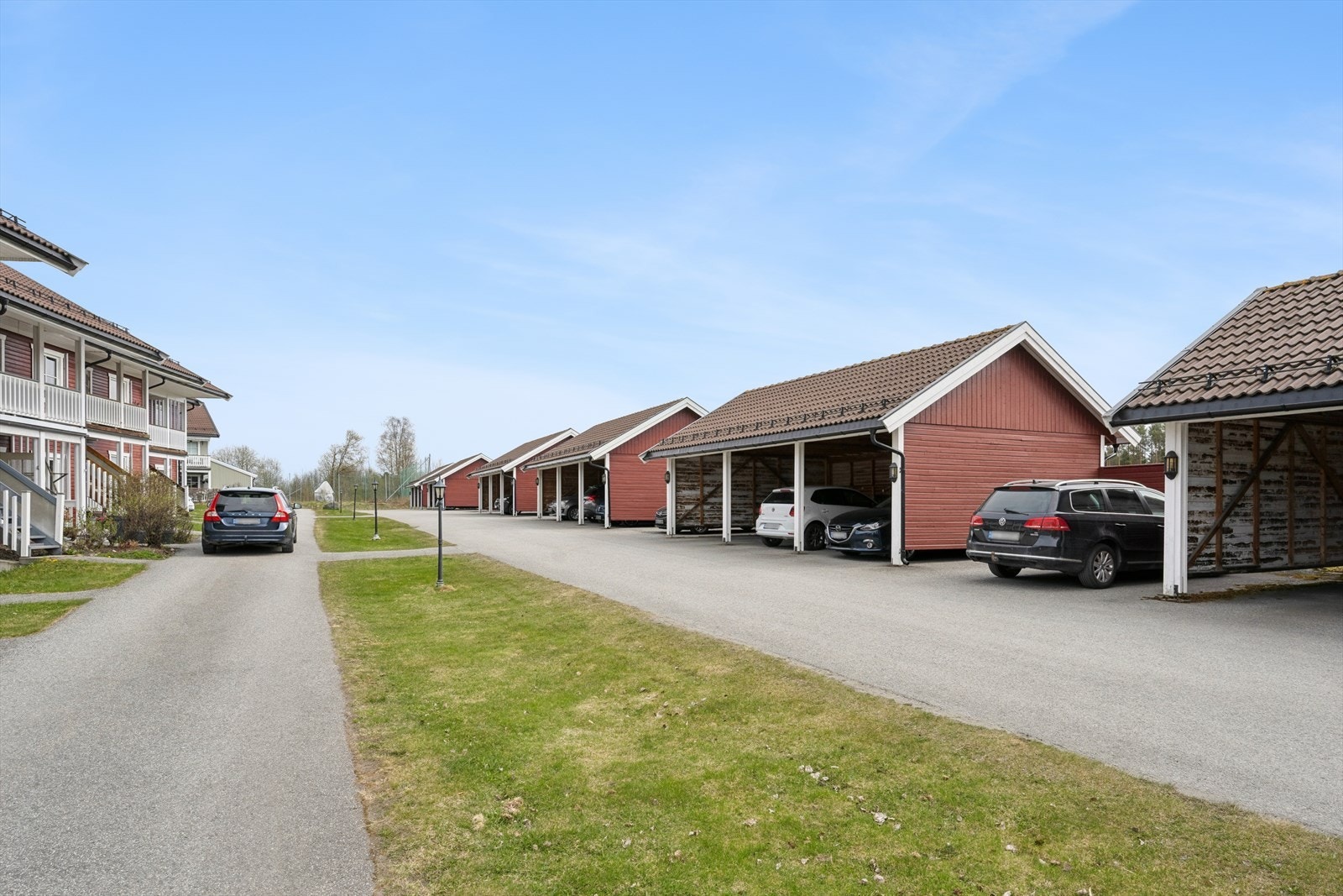 Leiligheten har en tilhørende carport samt en sportsbod på fellesarealet Galleribilde