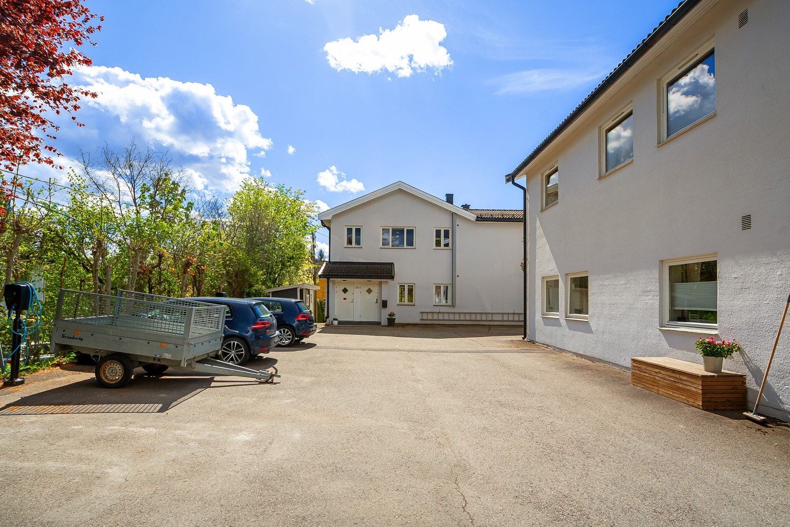 Konvallveien ligger attraktivt til i et rolig og veletablert boligområde preget av lite gjennomgangstrafikk, grønne omgivelser og en behagelig småhuskarakter. Galleribilde