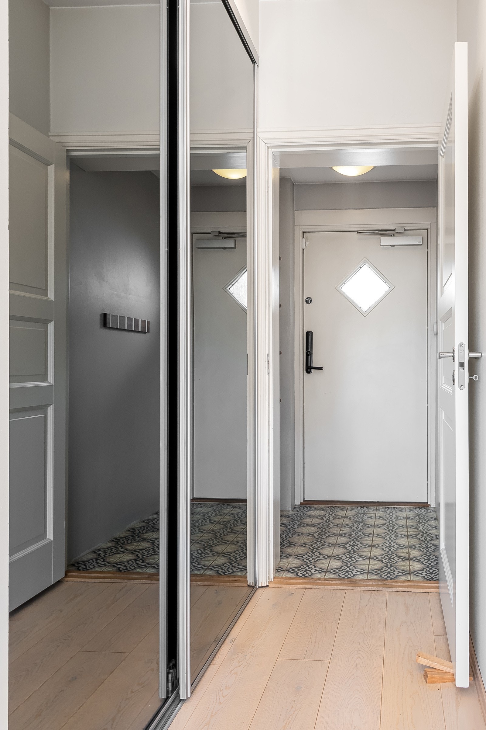 Ved inngangspartiet er det montert romslig skyvedørsgarderobe med speilfronter. Galleribilde
