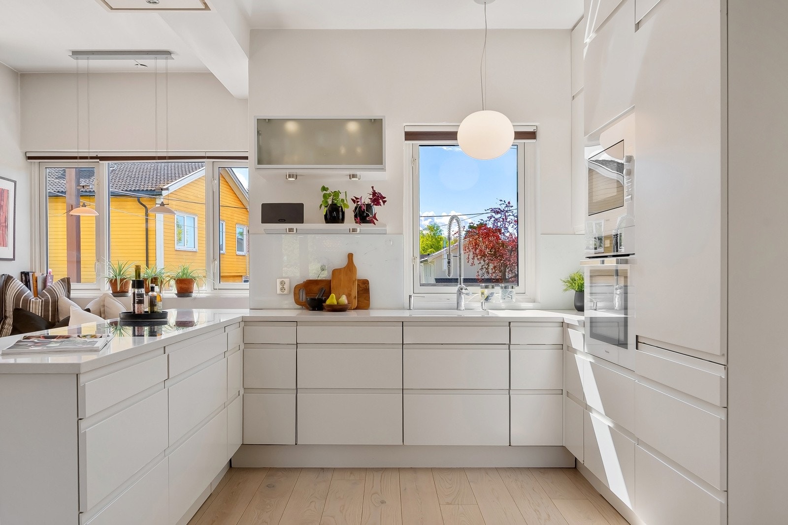 Kjøkkeninnredningen er fra HTH og fremstår moderne og funksjonell. Integrerte Miele-hvitevarer består av stekeovn, mikrobølgeovn, koketopp på 75 cm, kjøl/frys og oppvaskmaskin. Galleribilde