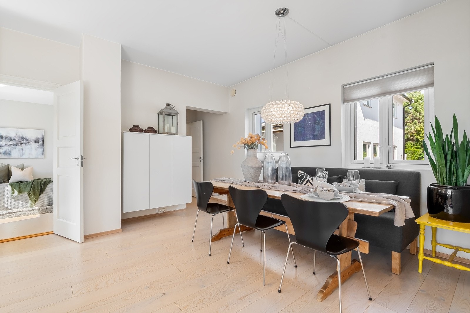 Hovedetasjen på 74 m² er innholdsrik og sosial, hvor en stor oppholdssone med spisestue og kjøkken flyter naturlig sammen. Galleribilde