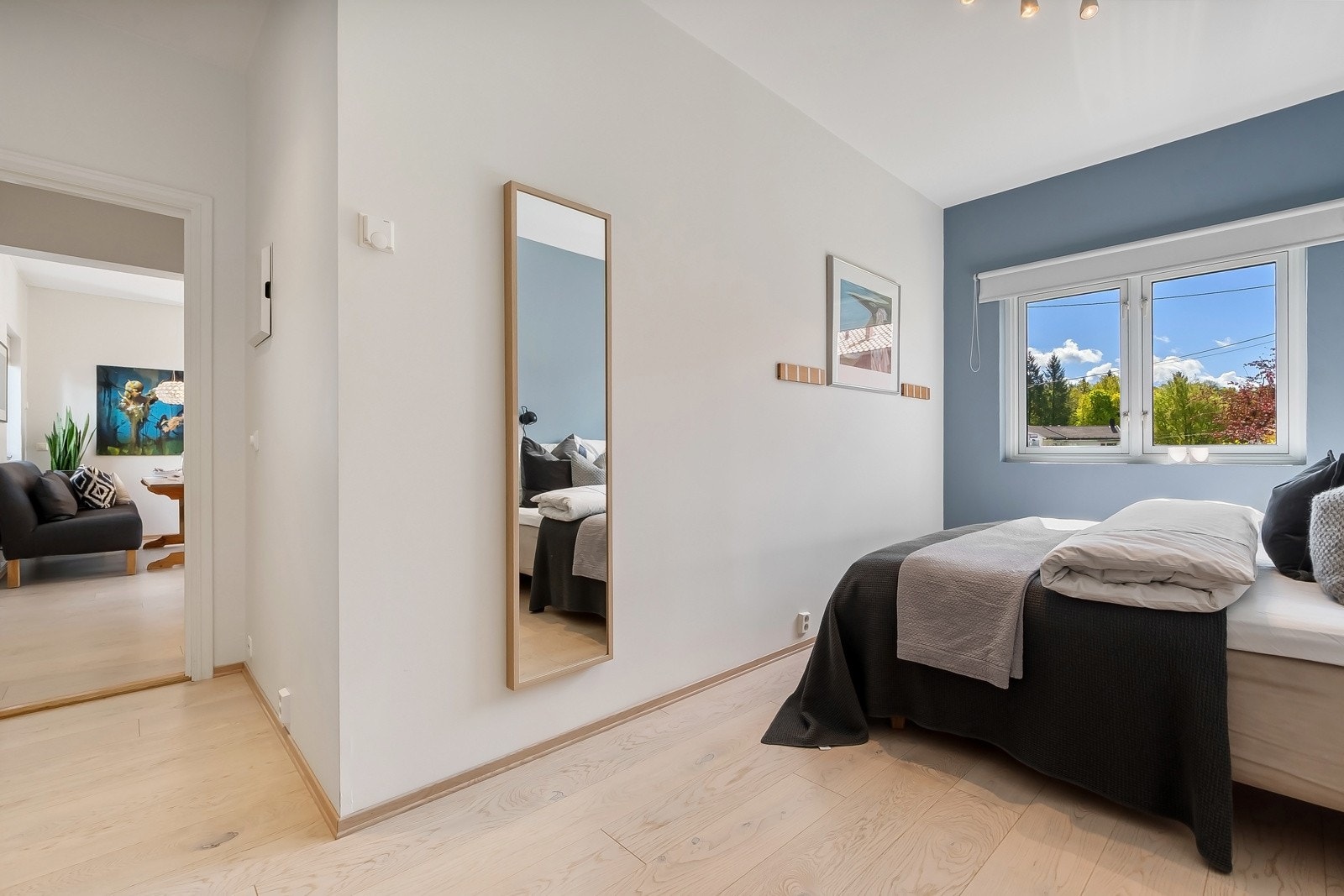 Romslig hovedsoverom som også vender rolig mot den grønne hagen. Galleribilde