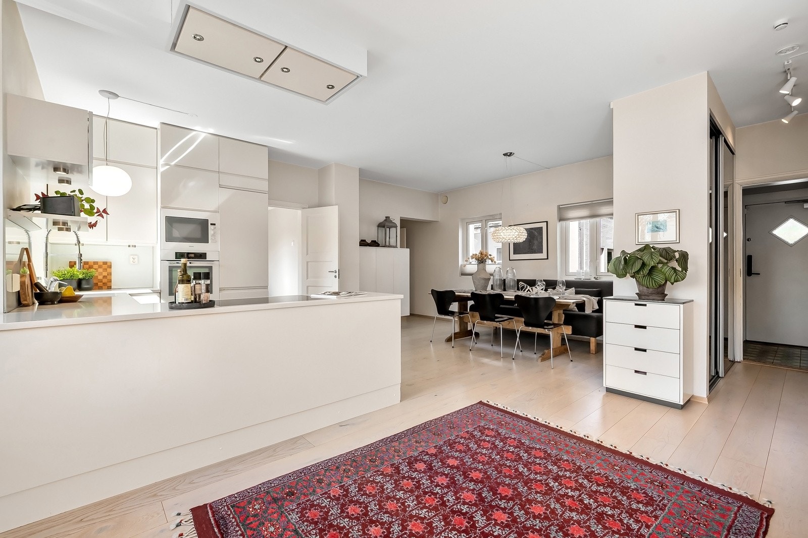 Leiligheten har en praktisk planløsning, med rom for familien, og går over to etasjer. Galleribilde
