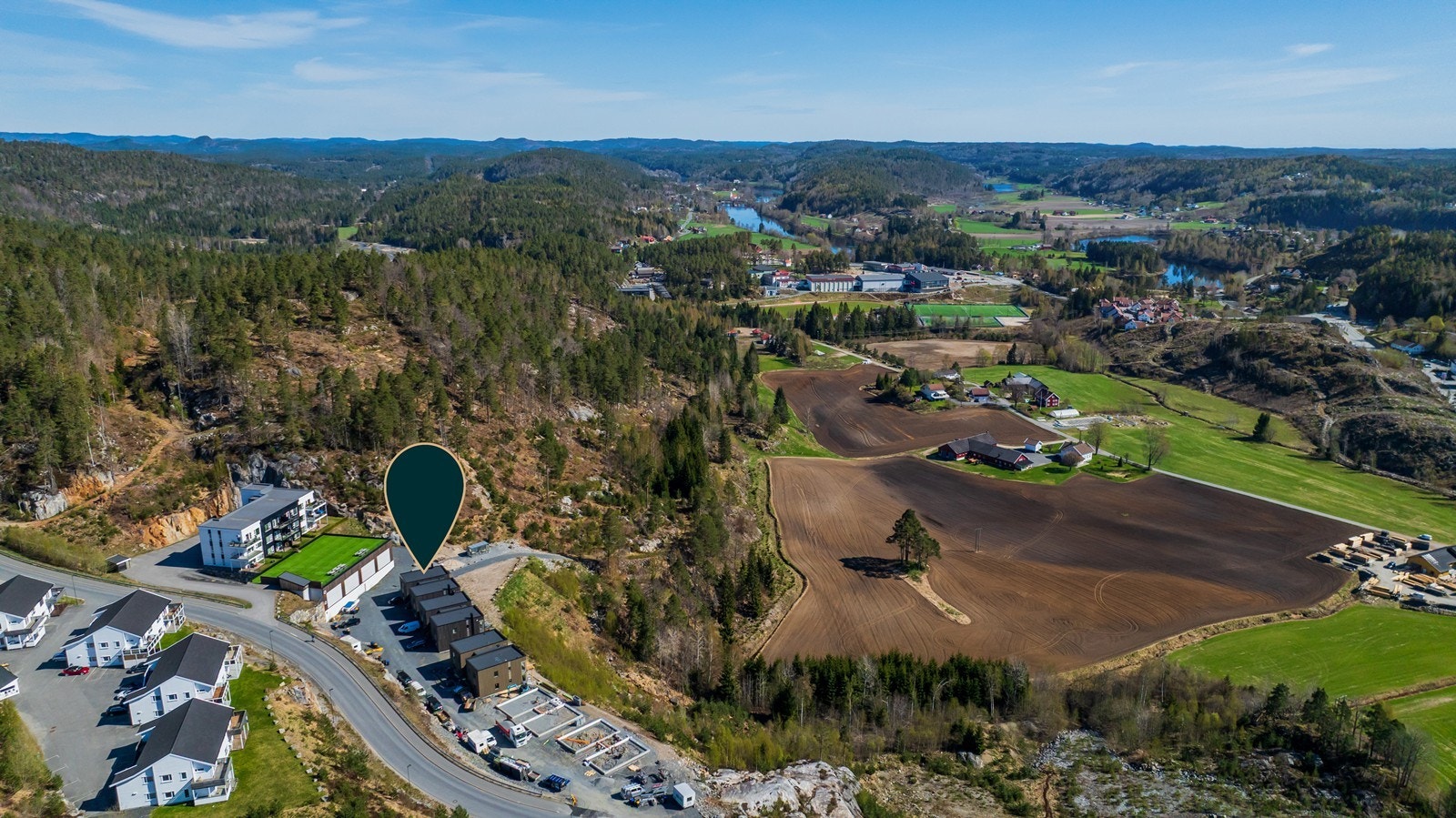 Bliksåsen er et moderne og attraktivt boligområde i Froland, kjent for sine familievennlige omgivelser og flotte beliggenhet nær naturen. Her bor du i rolige og trygge omgivelser med kort avstand til det meste du trenger i hverdagen. Galleribilde